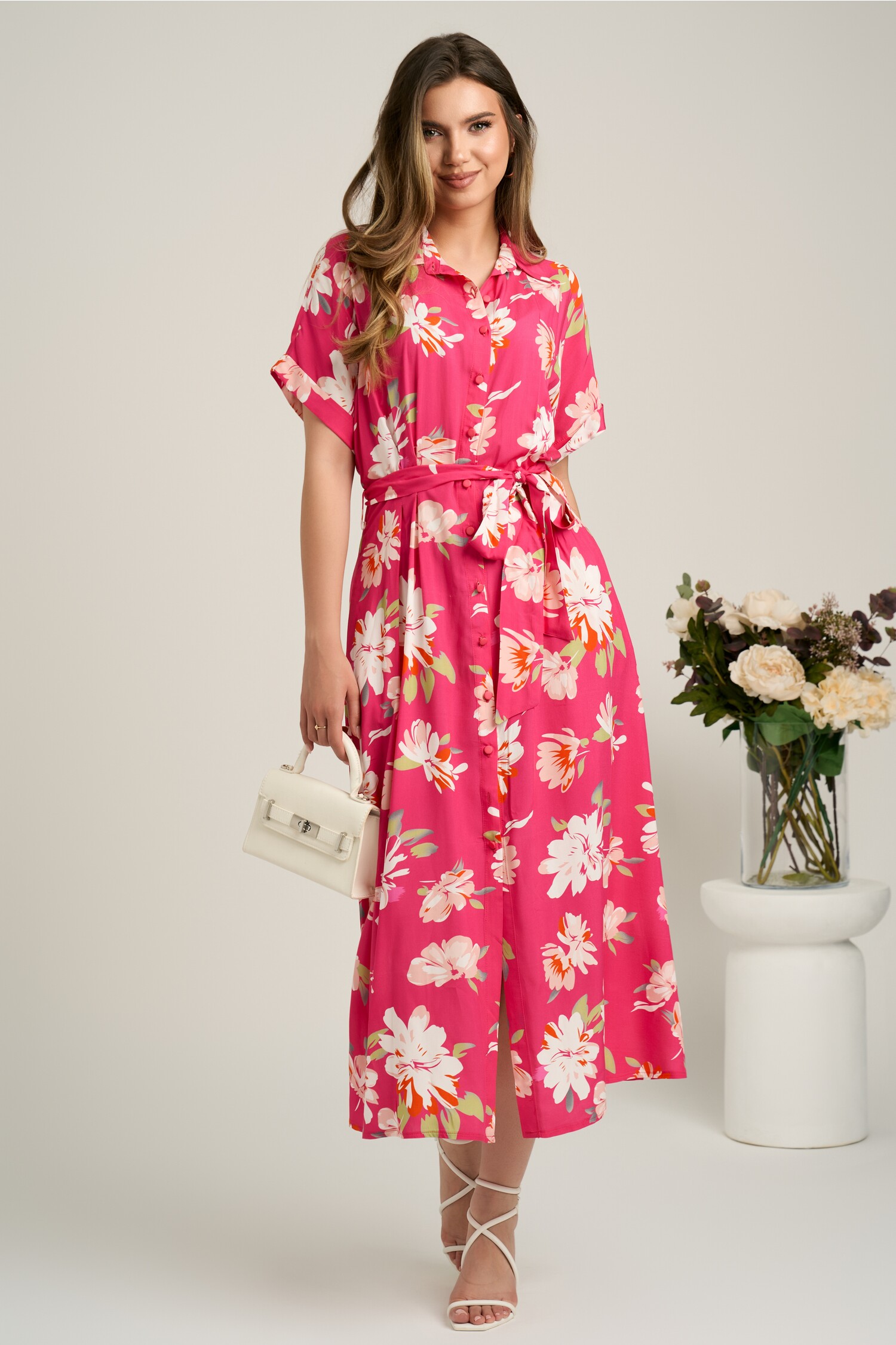 Rochie midi fucsia cu flori albe din viscoza in clini cu nasturi si cordon in talie