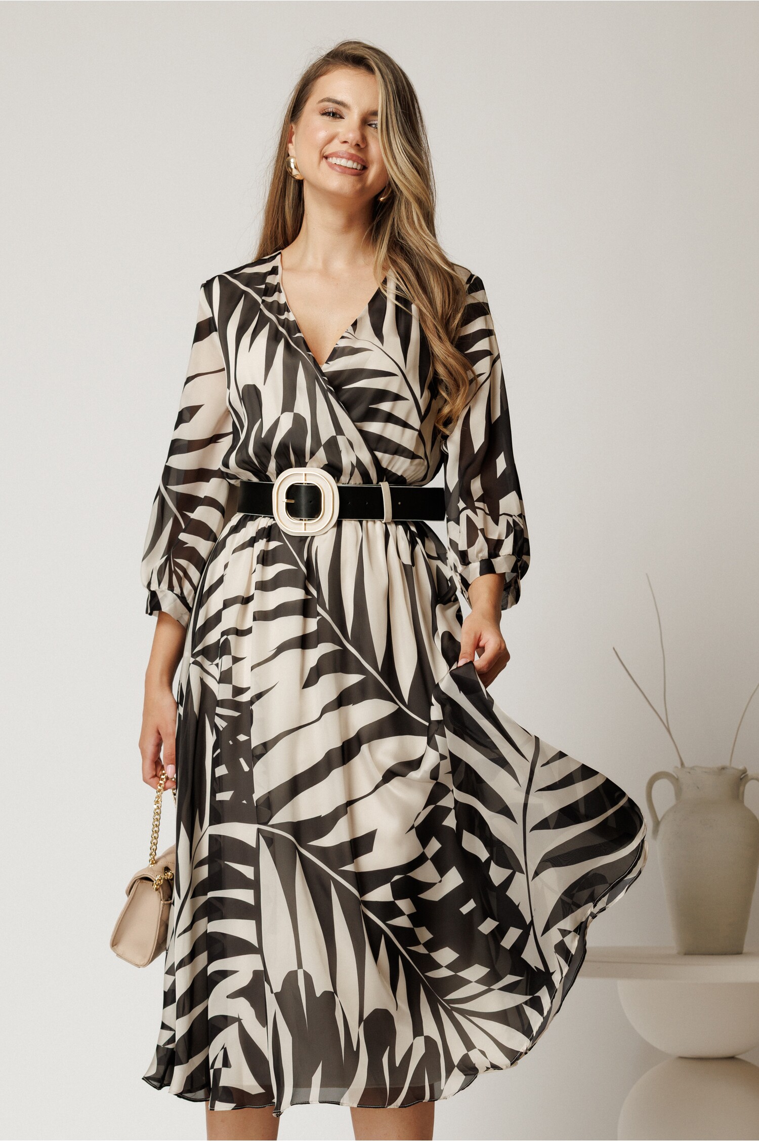 Rochie midi ivory din voal in clos cu imprimeu negru si curea in talie
