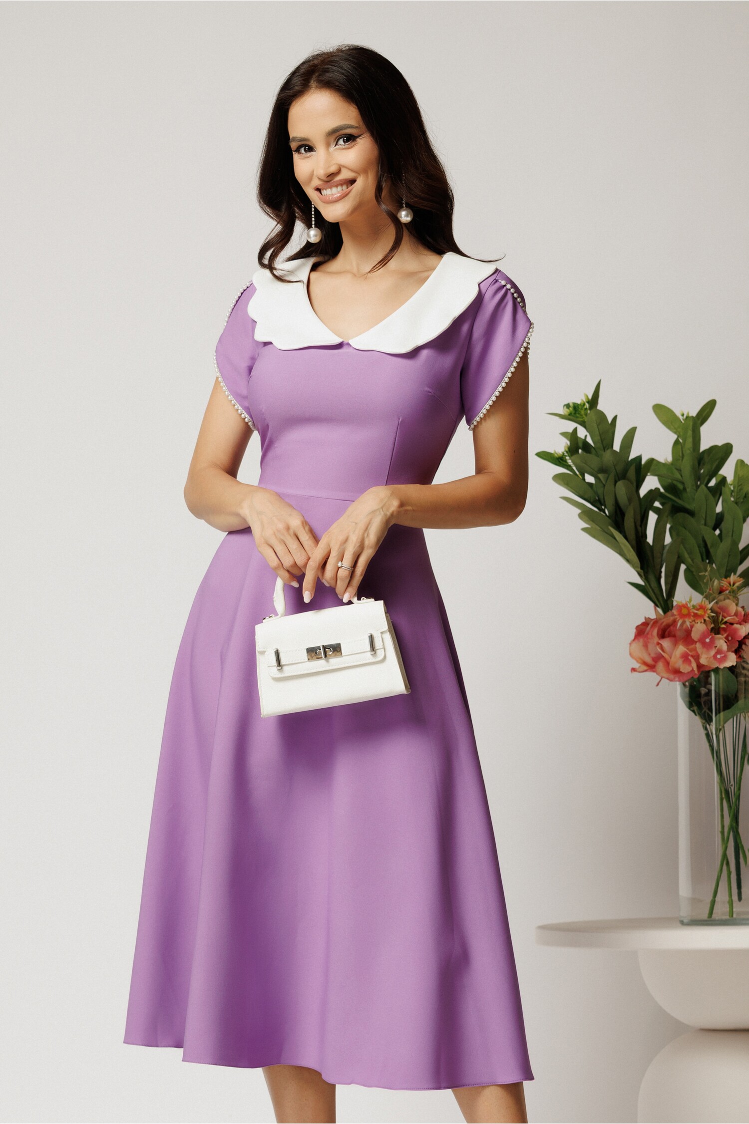 Rochie midi lila din stofa in clos cu guler alb si perle margelute la maneci