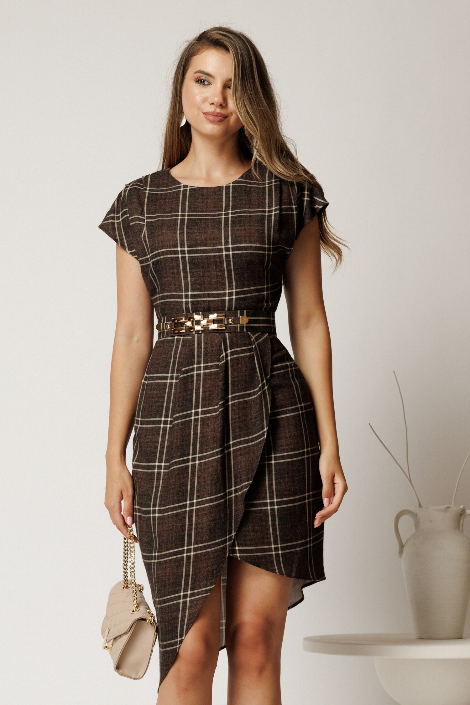 Rochie midi maro din jerse cu carouri si curea in talie