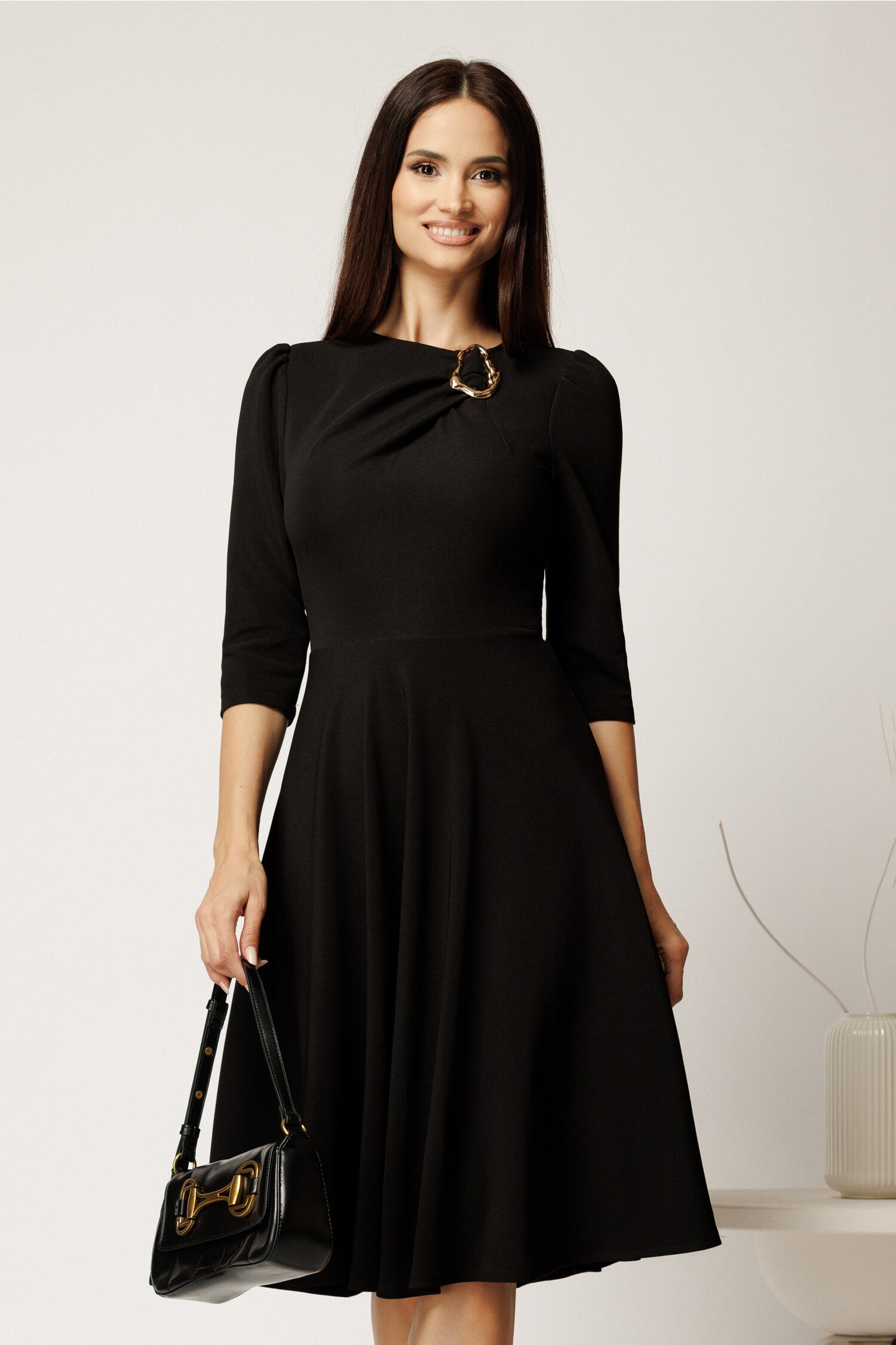 Rochie midi neagra din material reiat in clos cu accesoriu metalic