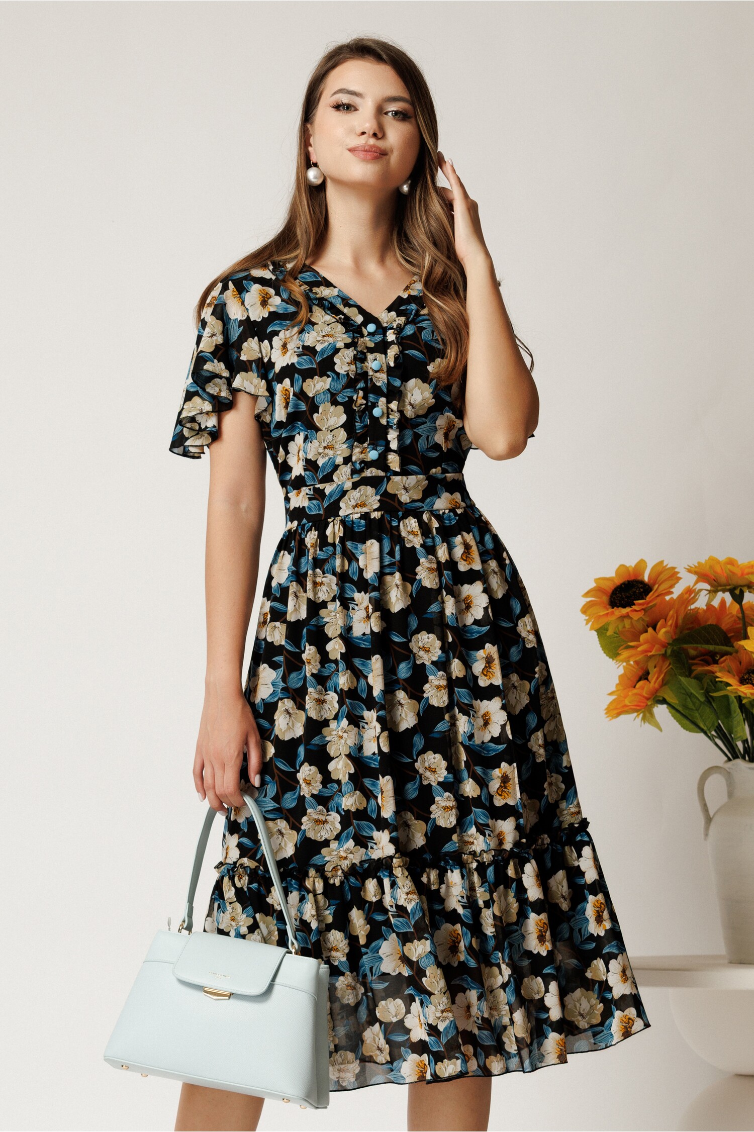 Rochie midi neagra din voal cu imprimeuri florale bej in clos cu volanase