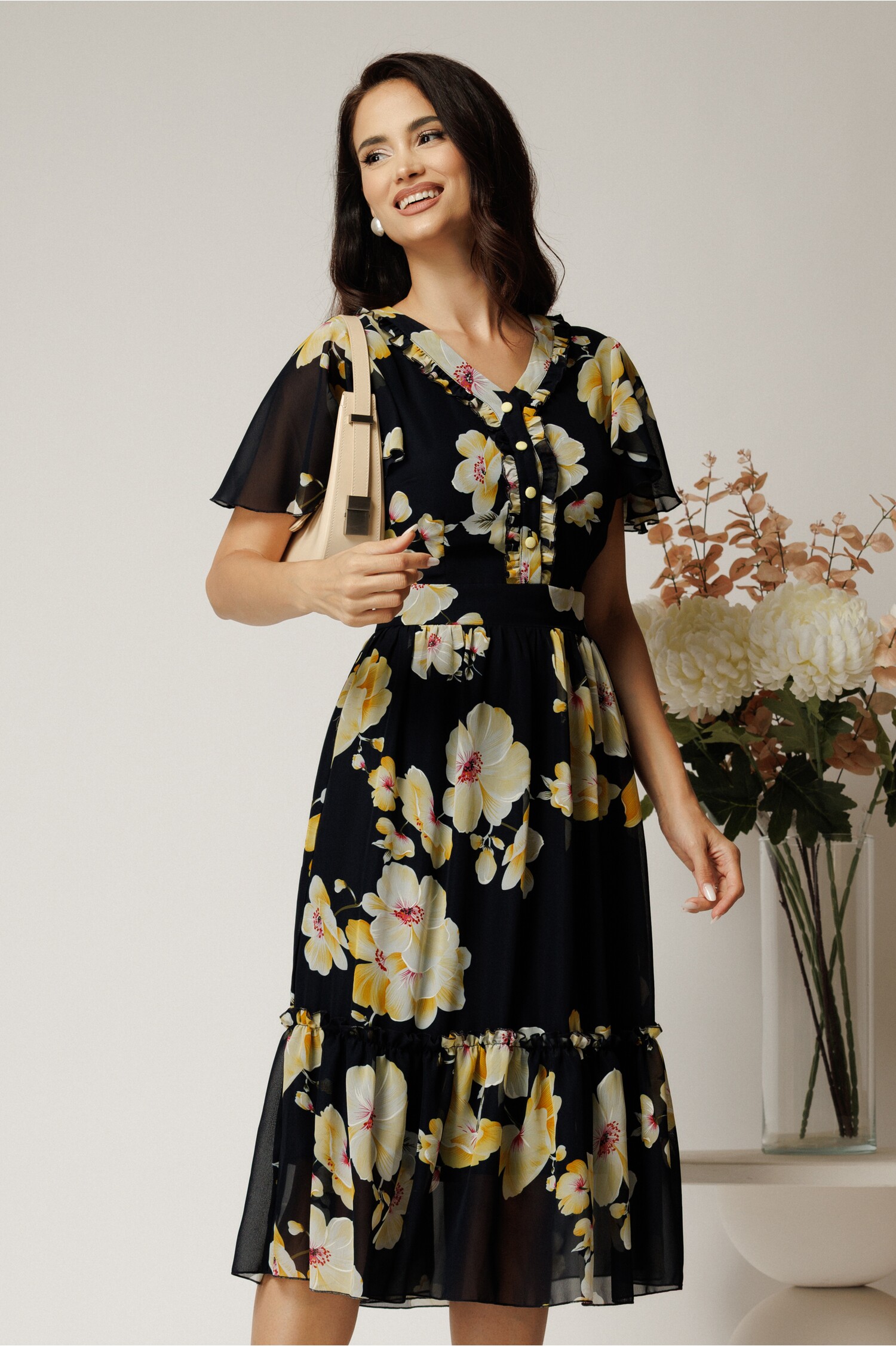 Rochie midi neagra din voal cu imprimeuri florale galbene in clos cu volanase
