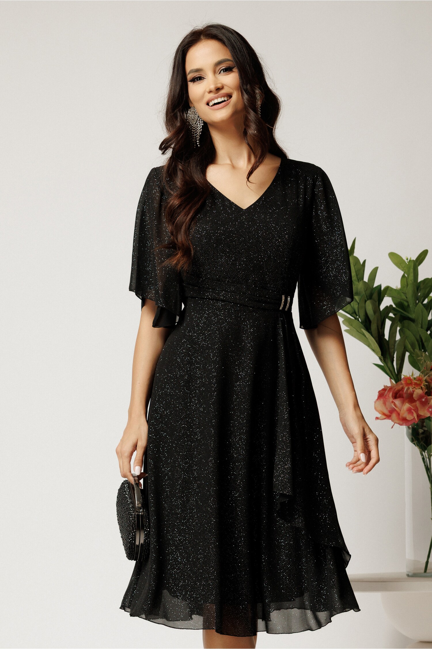 Rochie midi neagra din voal in clos cu glitter si accesoriu in talie
