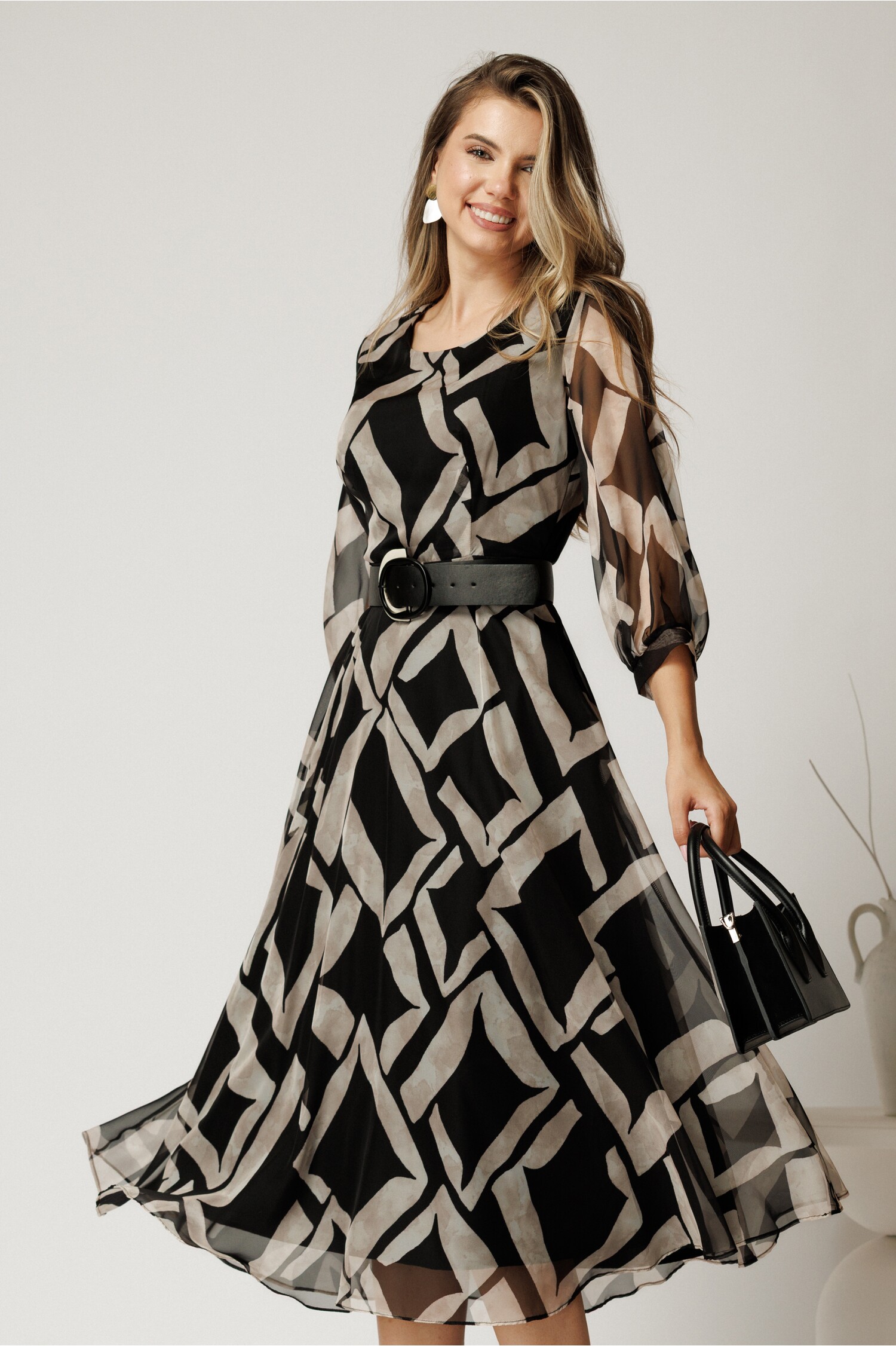 Rochie midi neagra din voal in clos cu imprimeu gri si curea in talie