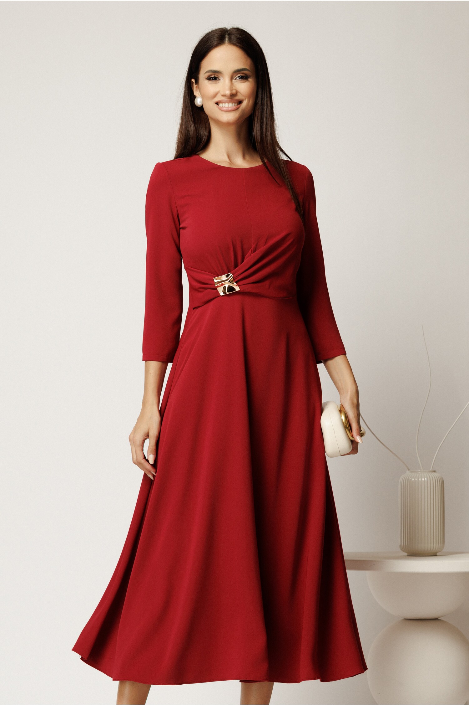 Rochie midi rosie din crep in clos cu fronseu si aplicatie metalica in talie