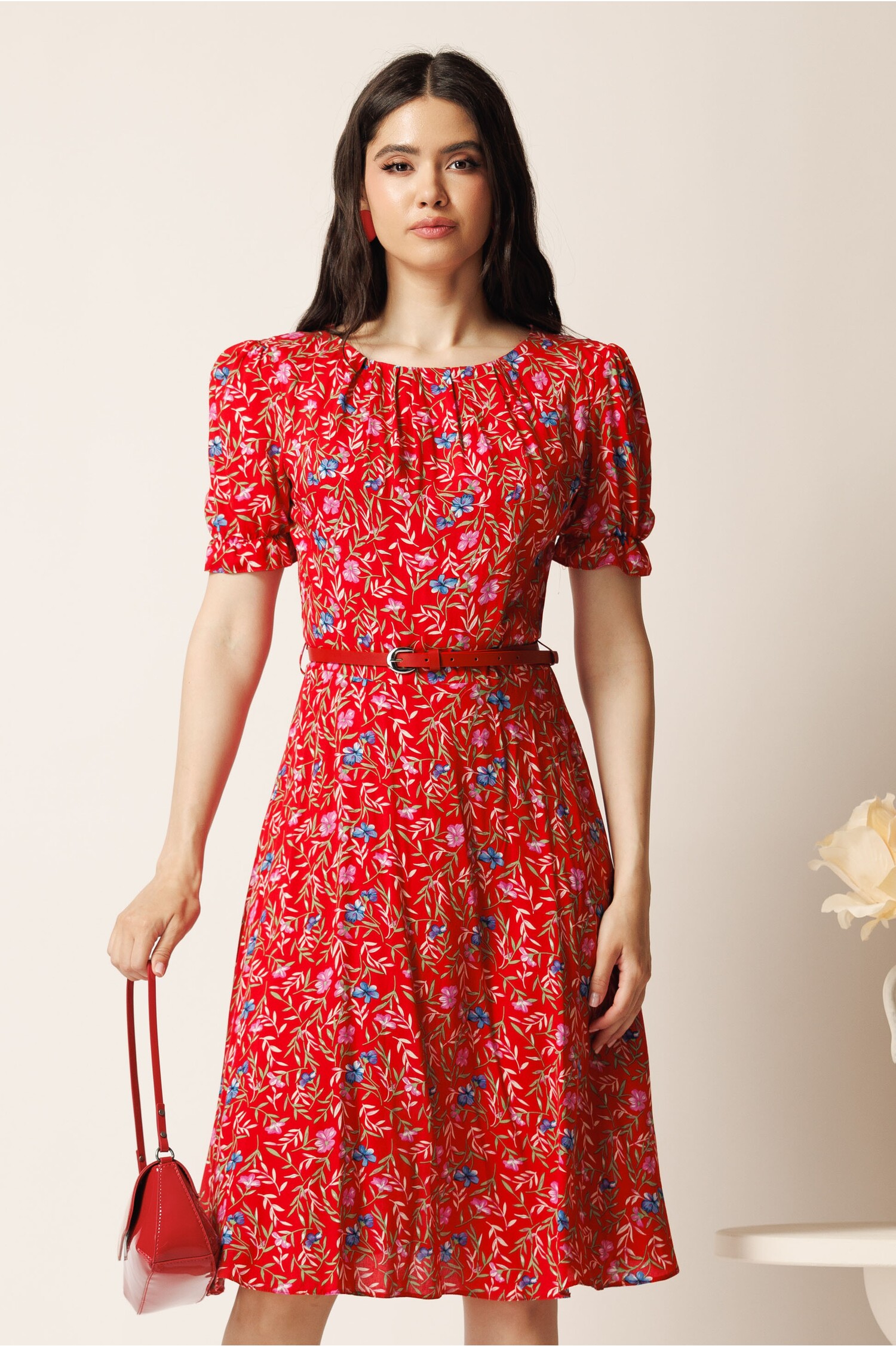 Rochie midi rosie din viscoza in clos cu imprimeuri si curea in talie
