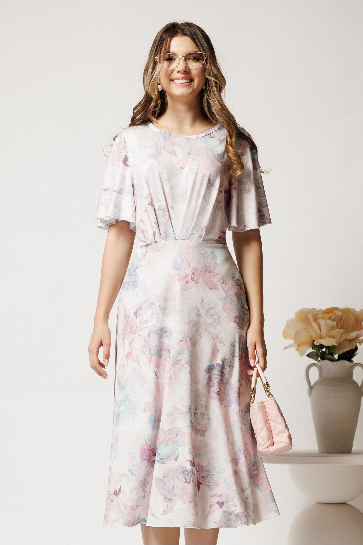 Rochie midi roz cu flori turcoaz din viscoza in clos cu pliuri pe bust