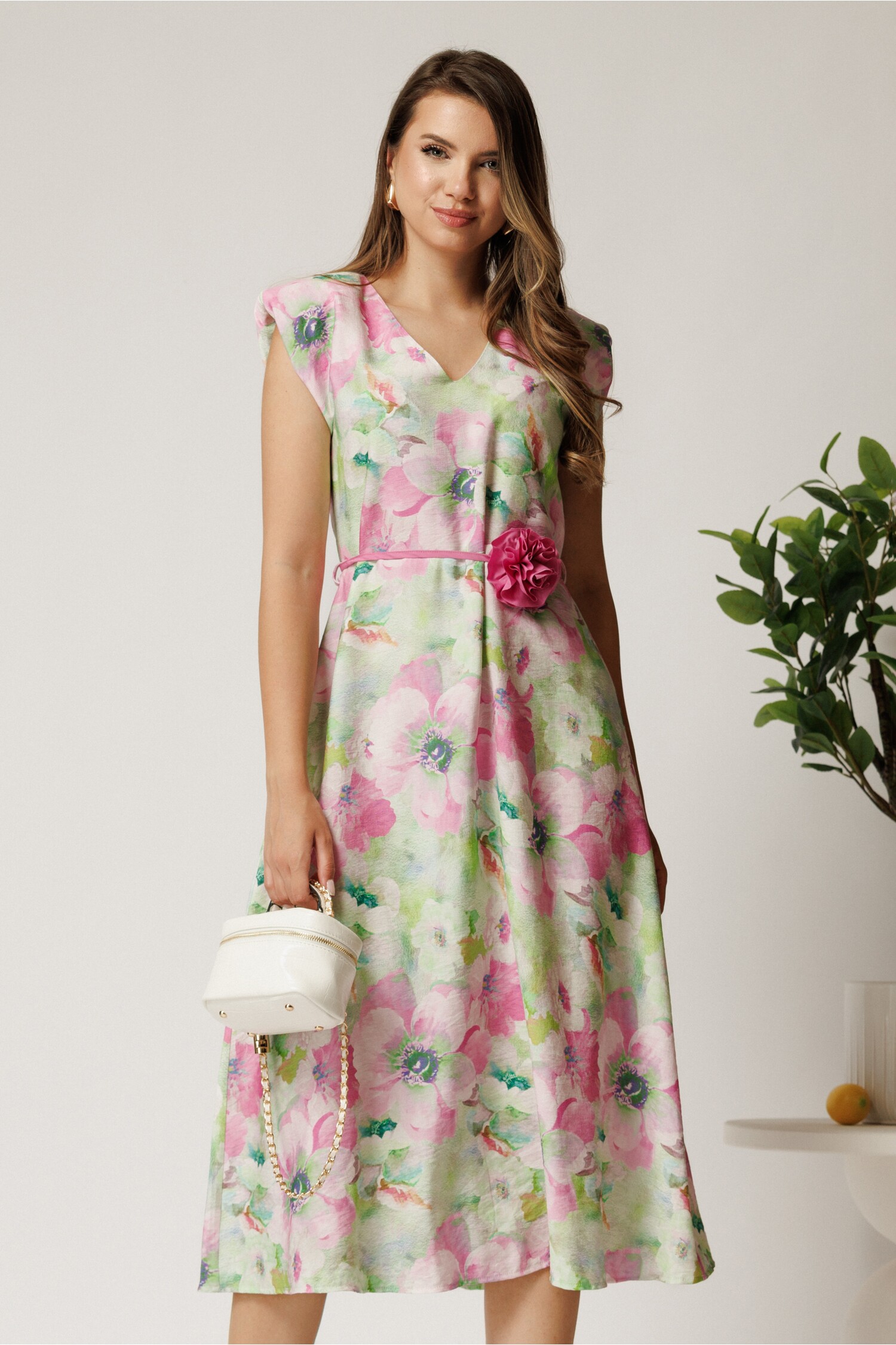 Rochie midi roz din viscoza cu imprimeuri verzi in clos cu floare in talie