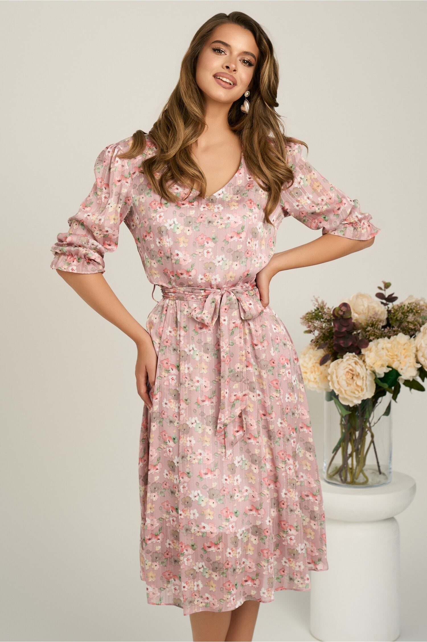 Rochie midi roz din voal in clos cu flori si cordon in talie