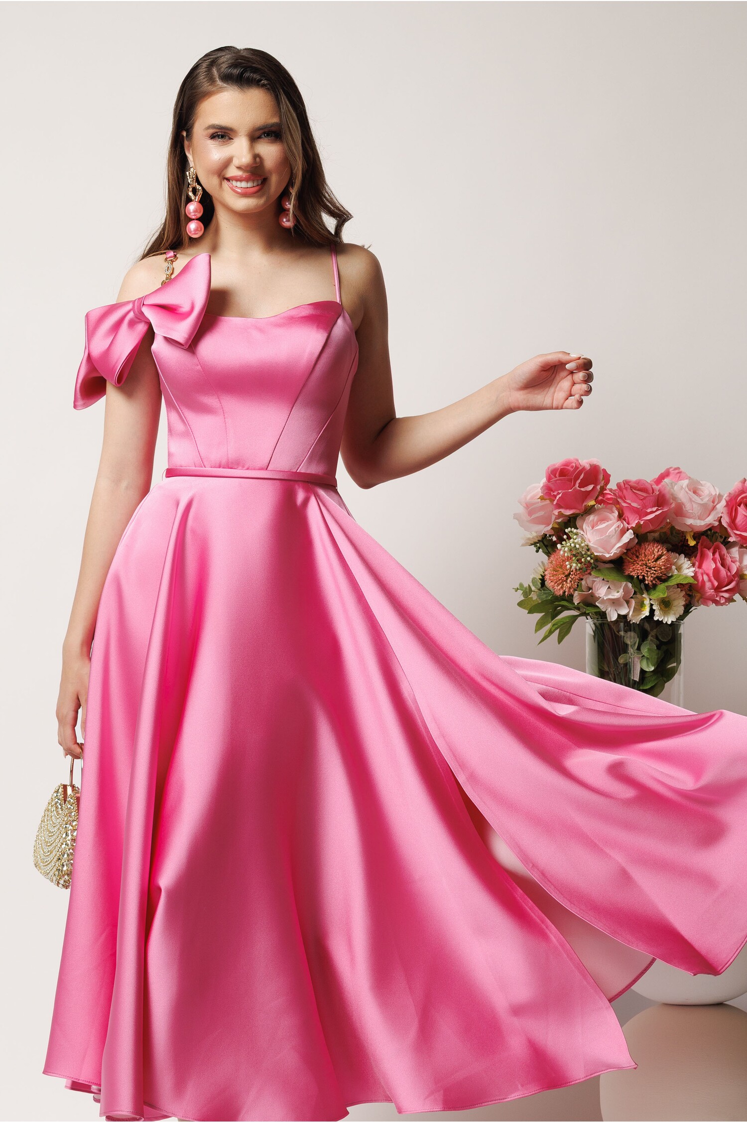Rochie midi roz in clos din tafta cu funda la umar