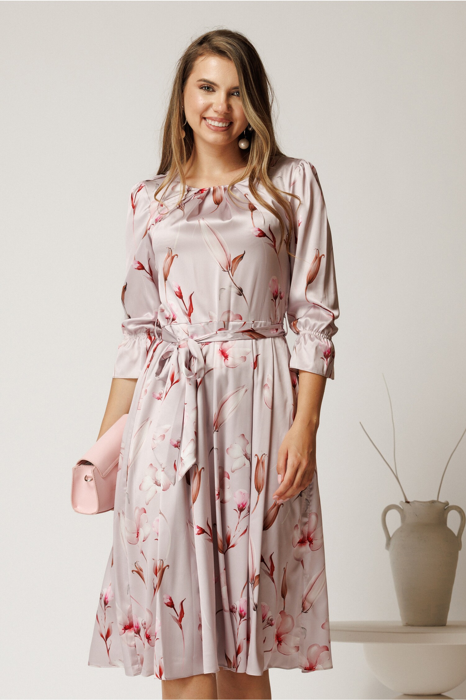 Rochie midi roz in clos din triplu voal cu imprimeuri florale si cordon in talie