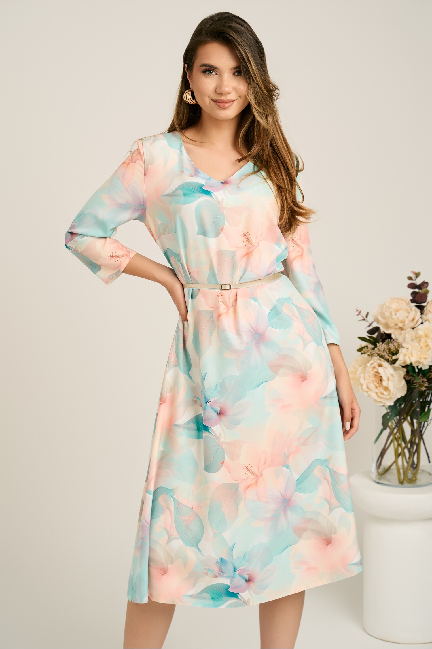 Rochie midi turcoaz in clos din stofa cu flori somon si curea in talie
