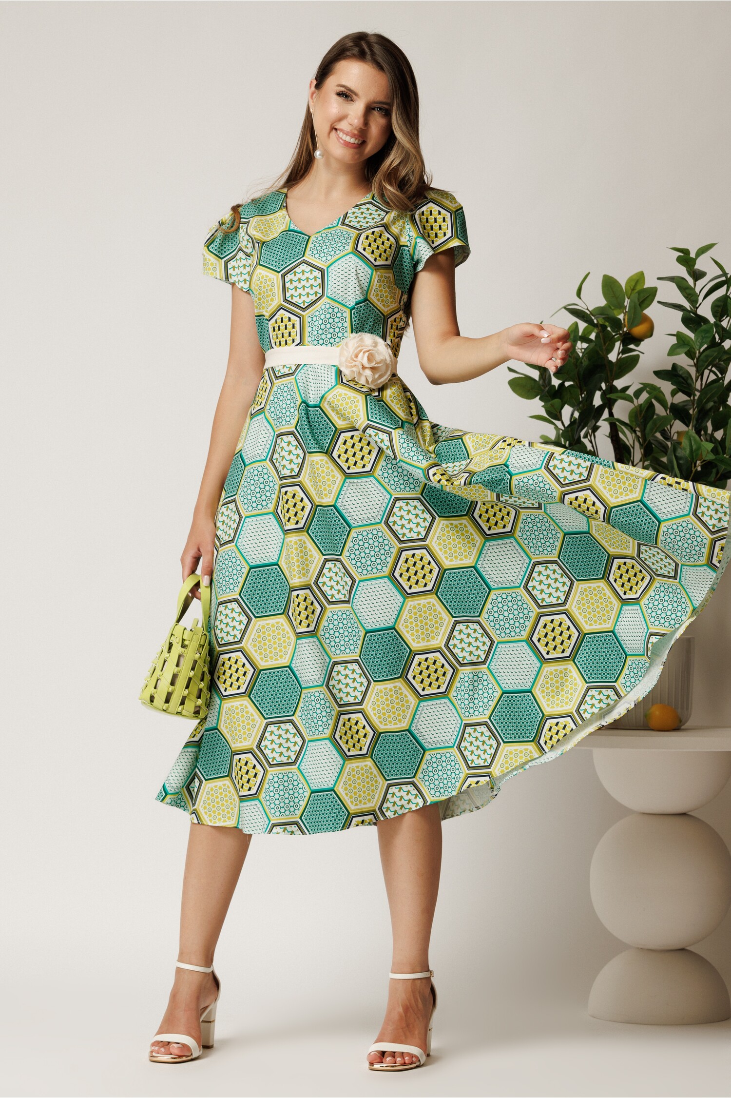 Rochie midi verde din bumbac in clos cu imprimeu geometric lime si cordon in talie