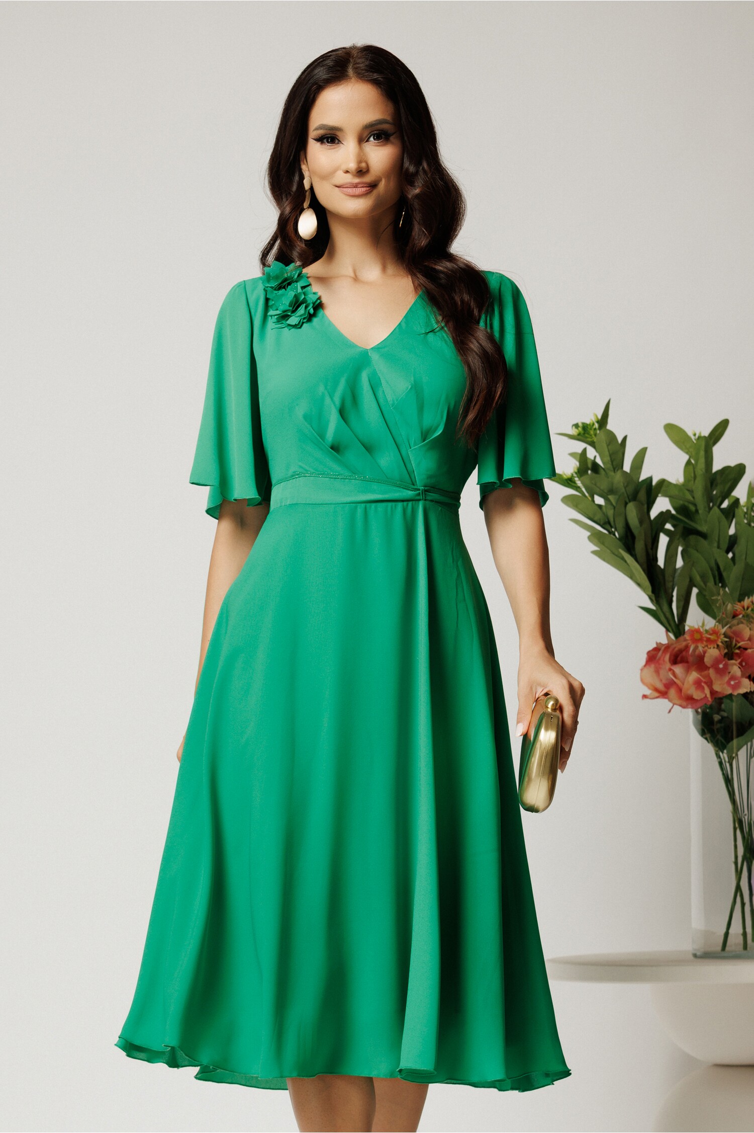 Rochie midi verde din voal in clos cu flori la decolteu