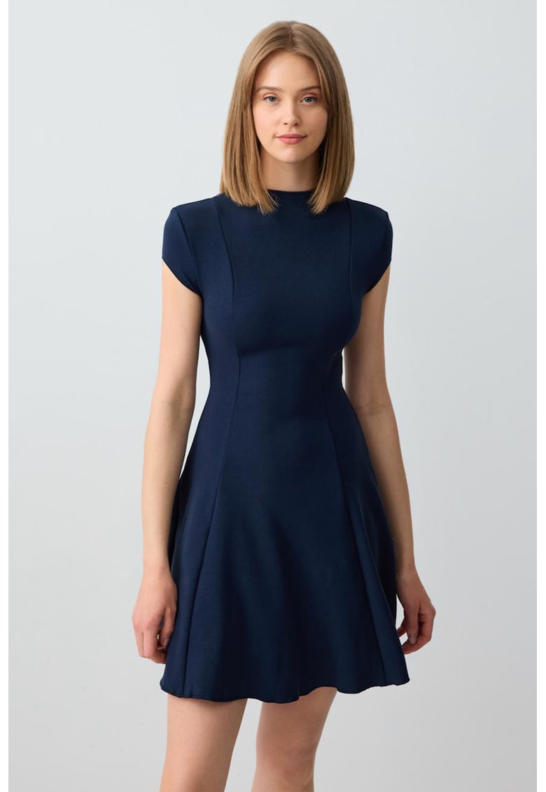 Rochie mini cu croiala in A si decolteu la baza gatului