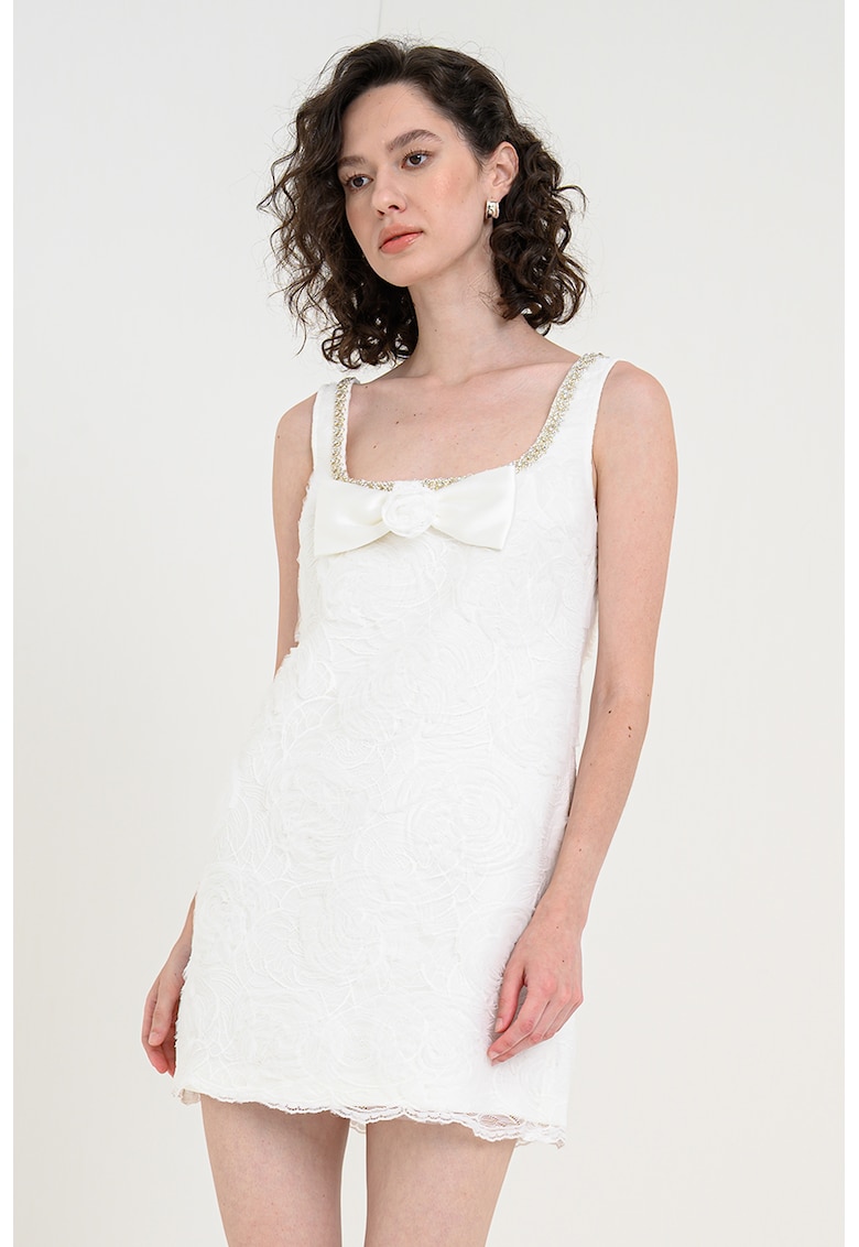 Rochie mini cu detalii brodate cu aplicatie cu funda