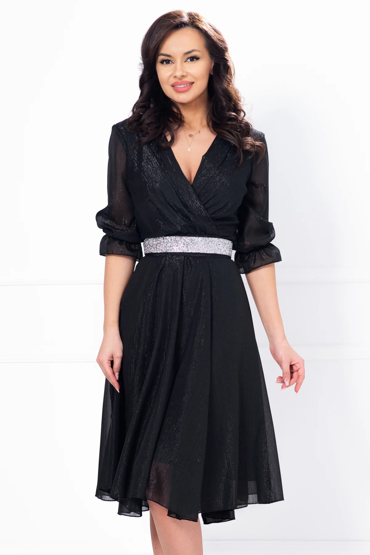 Rochie neagra de ocazie in clos cu cordon stralucitor in talie