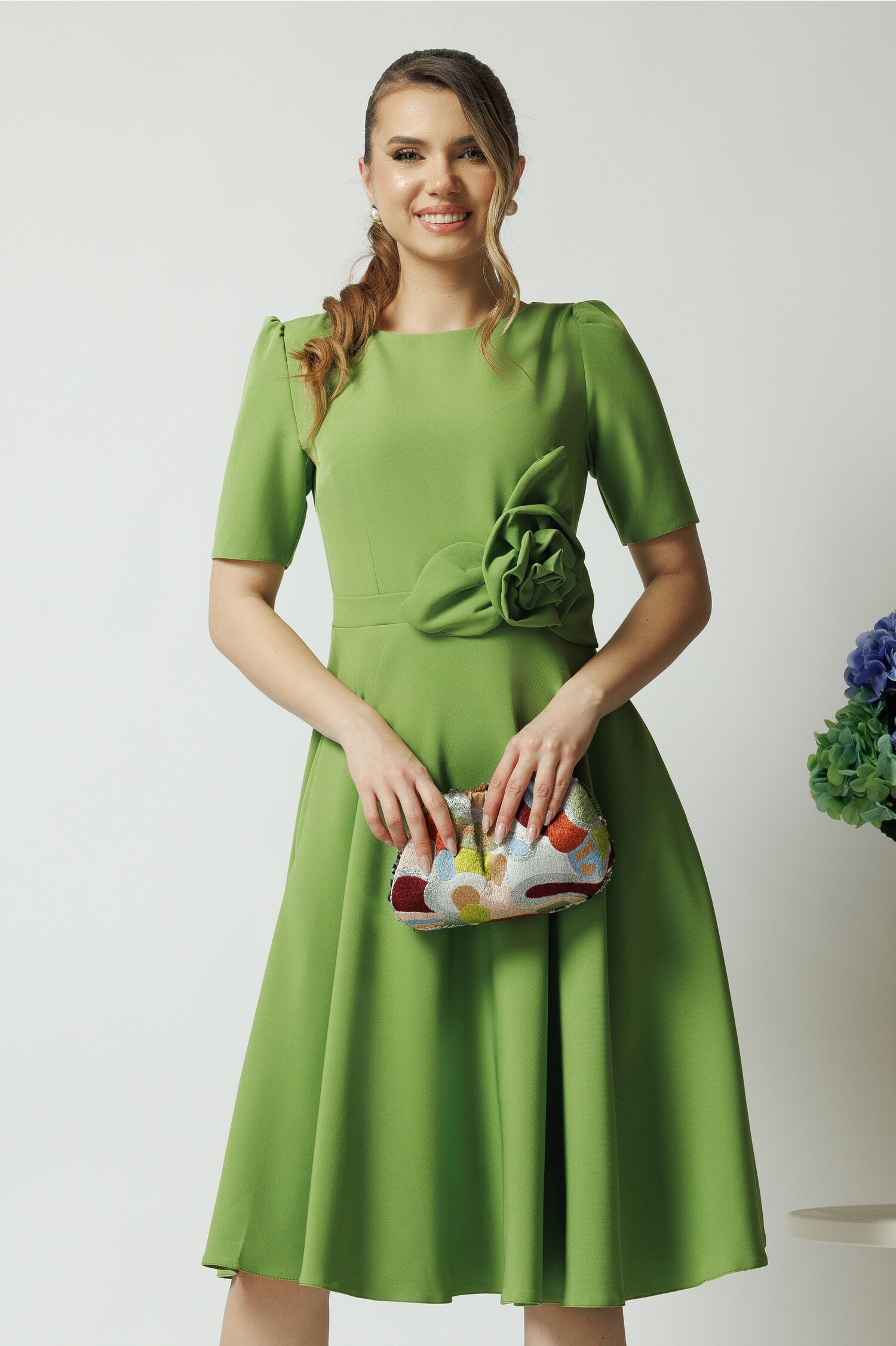 Rochie office din stofa verde cu floare maxi pe talie