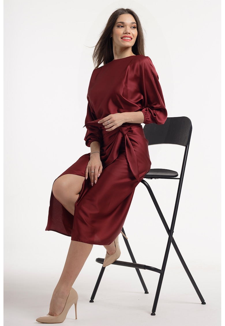 Rochie petrecuta cu slit frontal