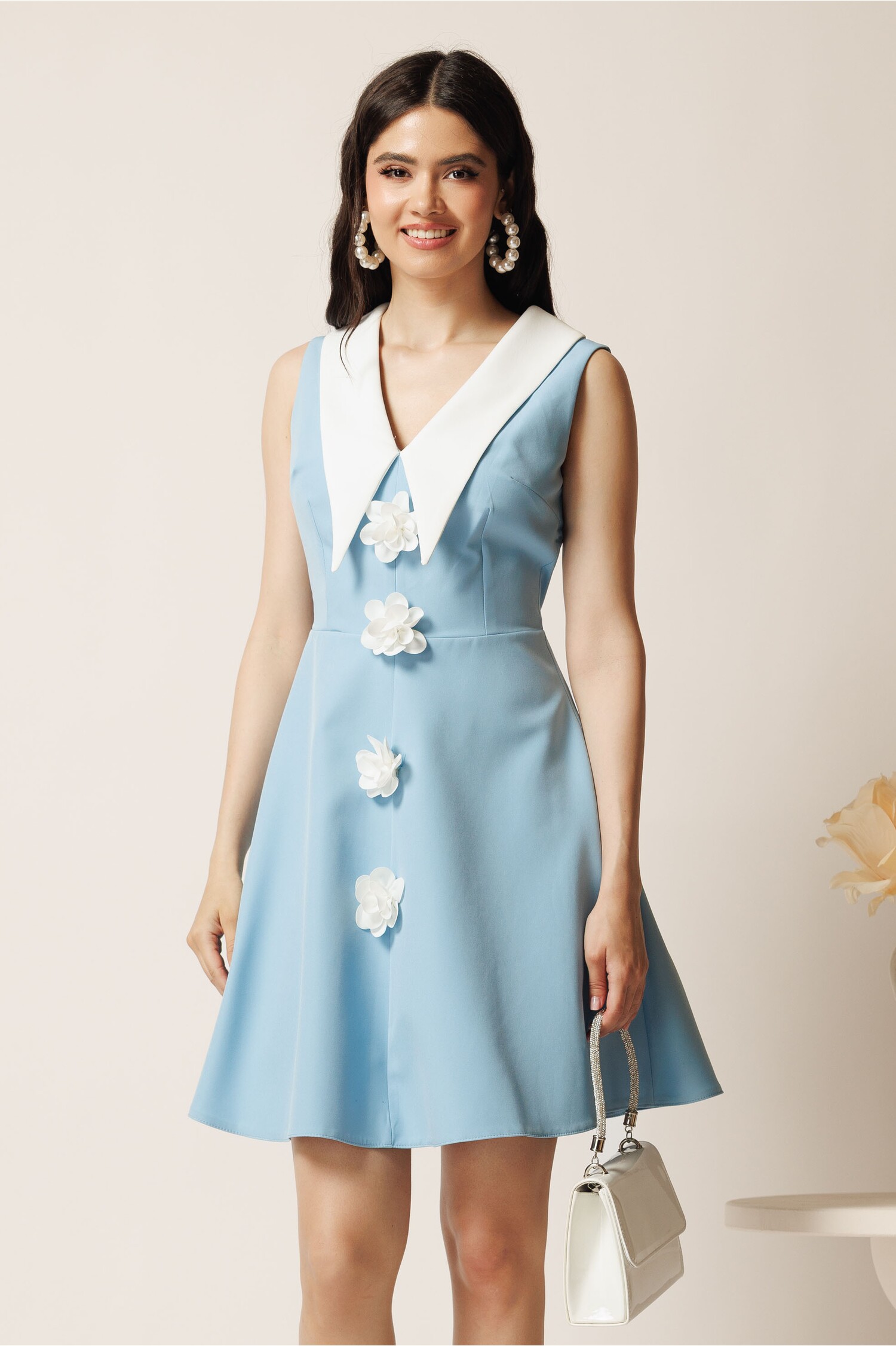 Rochie scurta bleu in clos cu flori 3D si guler alb