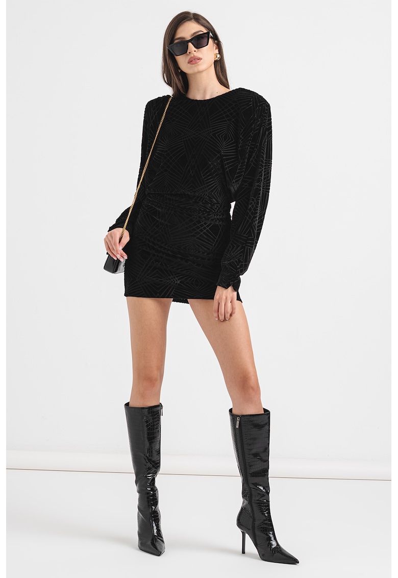 Rochie scurta cu decolteu adanc pe partea din spate