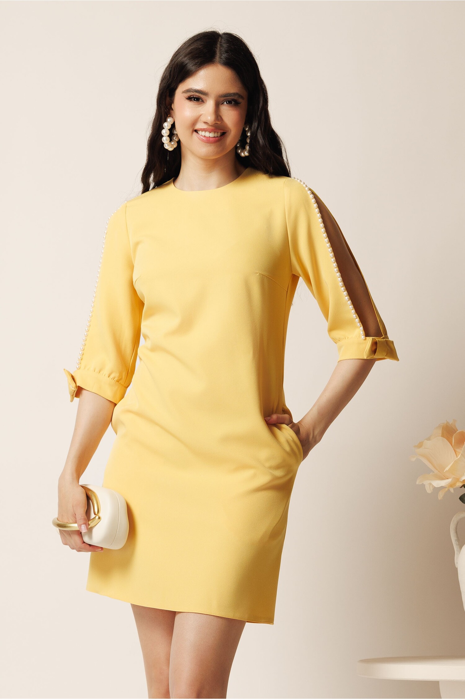 Rochie scurta galbena din stofa cu croi drept si perle pe maneci- Moze