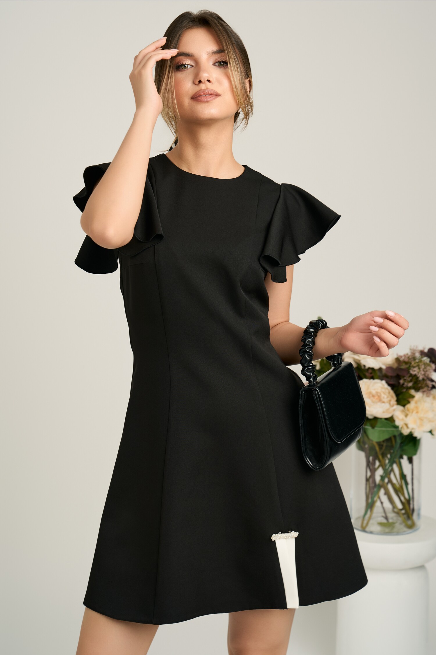 Rochie scurta neagra din stofa in clini cu aplicatie la baza- Moze