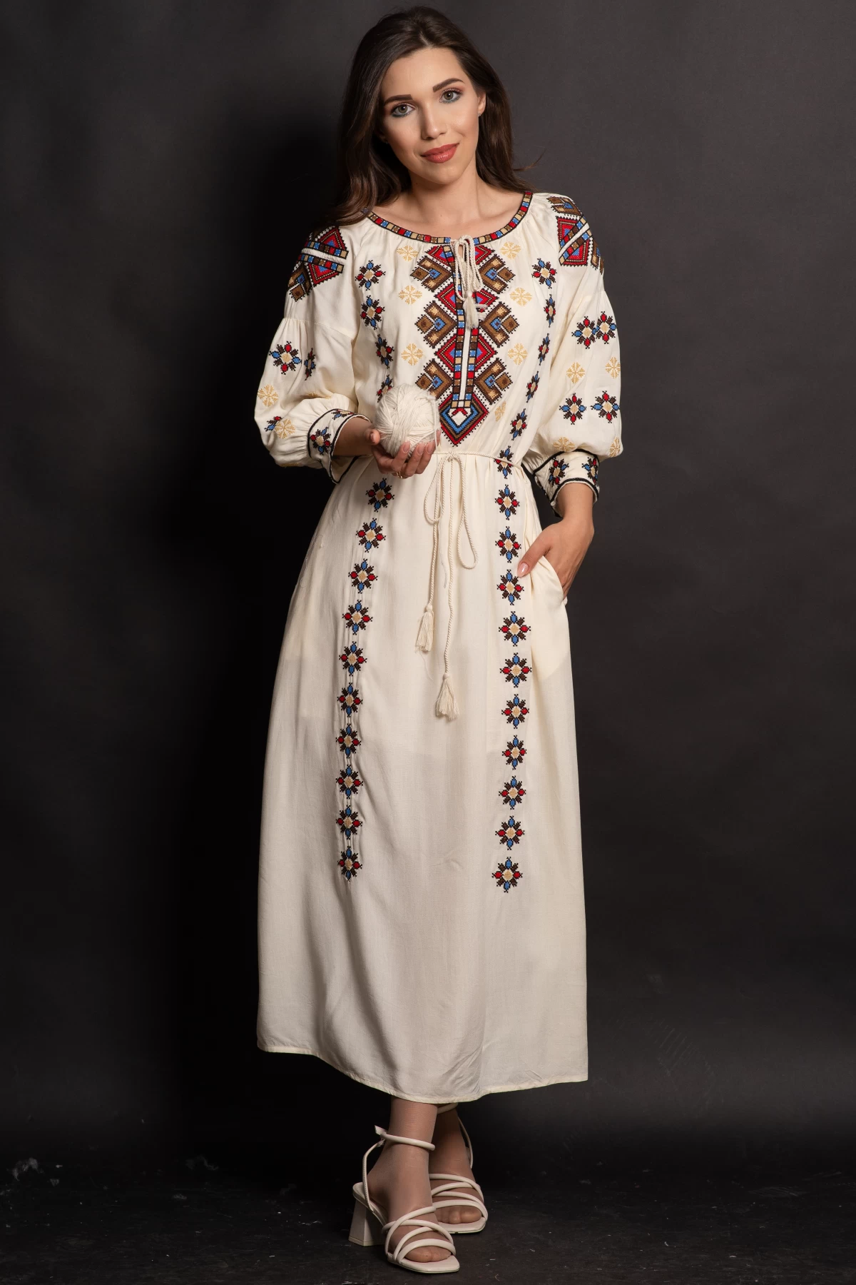 Rochie traditionala crem Coralia cu broderie cu simbolul rombului