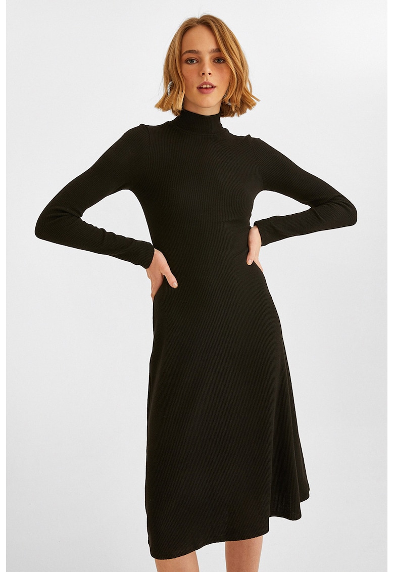 Rochie tricotata fin cu guler mediu