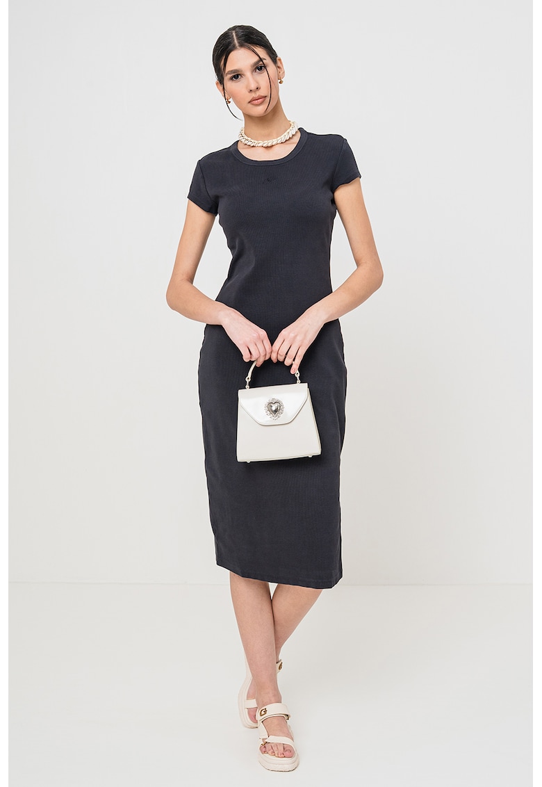 Rochie-tricou cu decupaj pe partea din spate