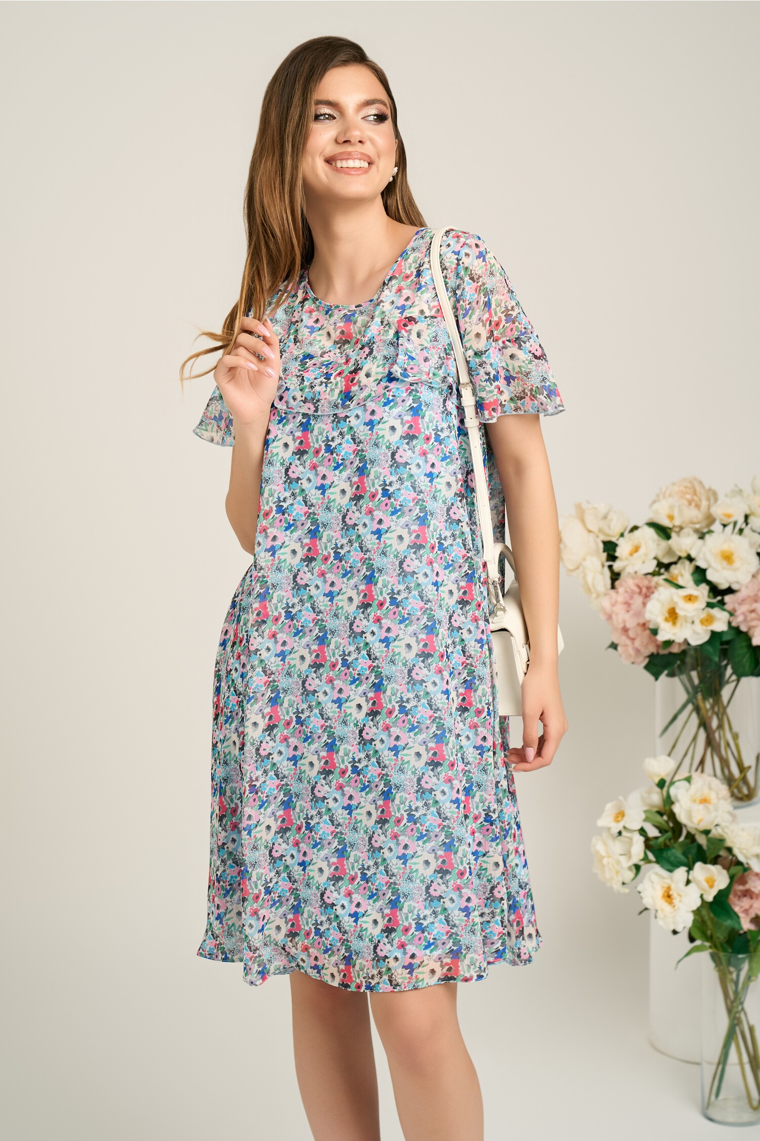 Rochie vaporoasa de zi din voal ivory cu flori bleu si roz