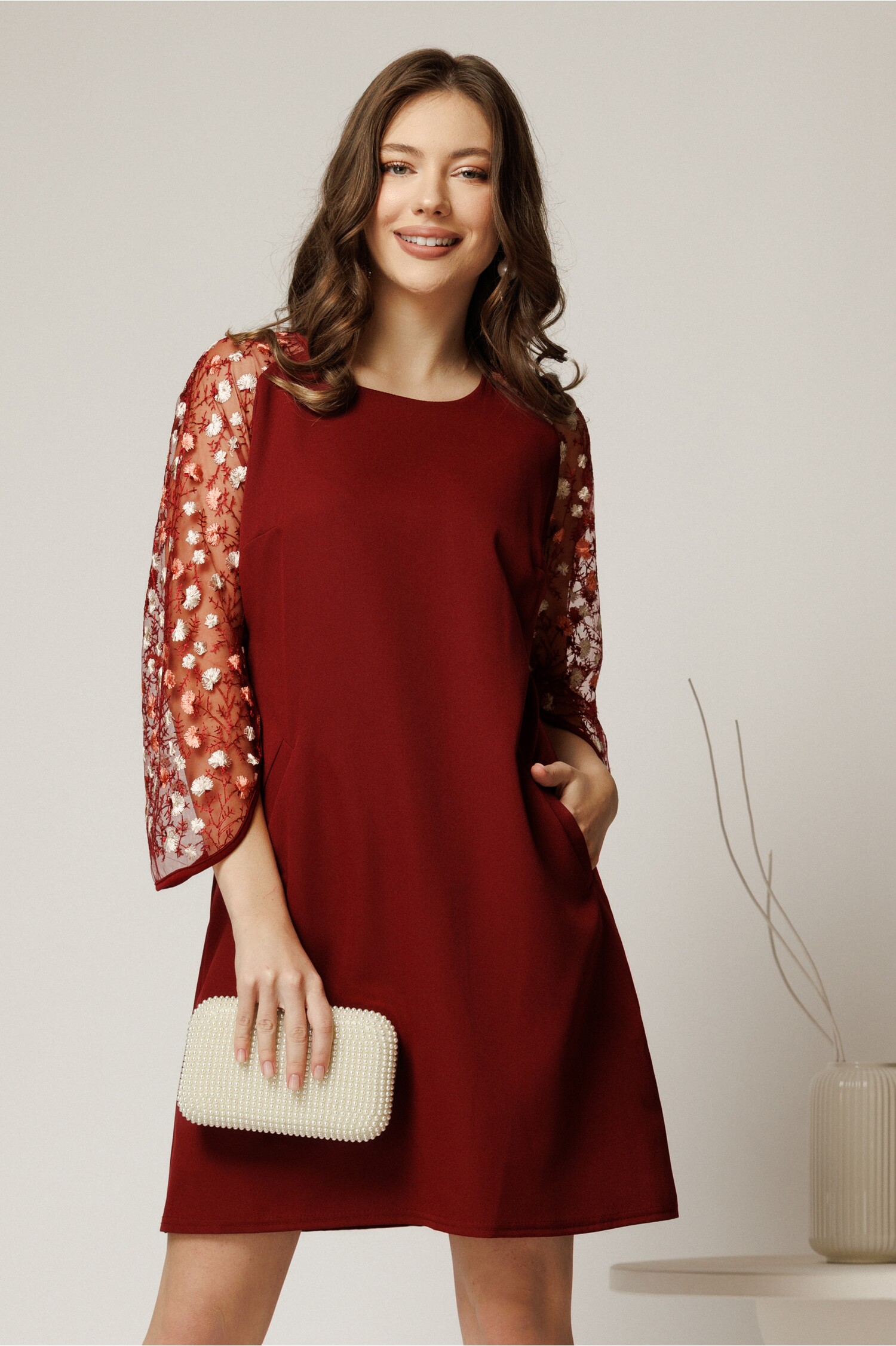 Rochie Andrea scurta bordo din stofa cu croi cambrat si maneci din dantela