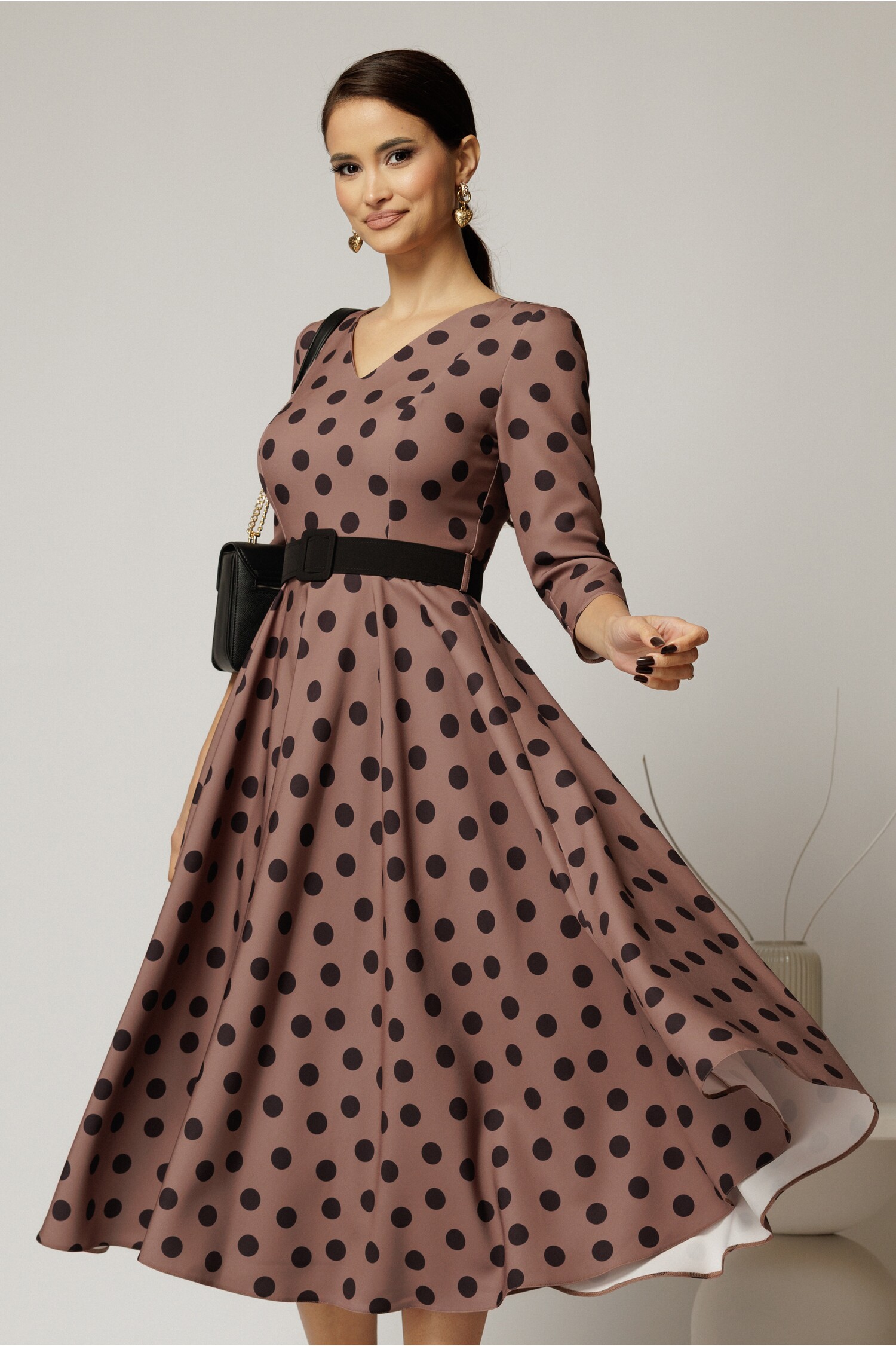 Rochie DY Fashion clos maro cu buline negre cu decolteu in V si curea