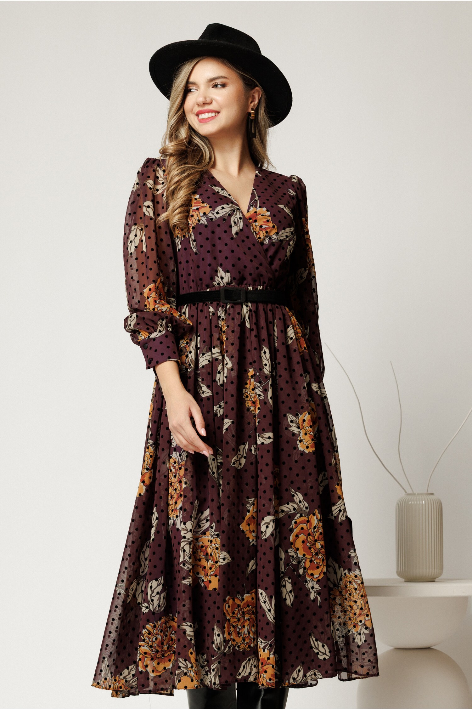 Rochie DY Fashion cu imprimeu din voal cu buline catifelate cu decolteu petrecut