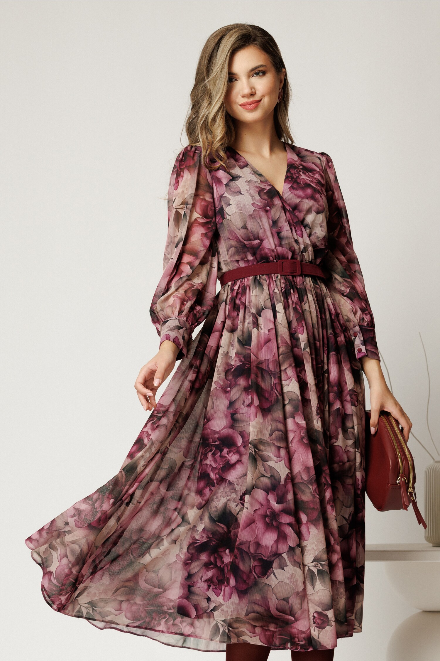 Rochie DY Fashion cu imprimeu magenta din voal cu decolteu petrecut