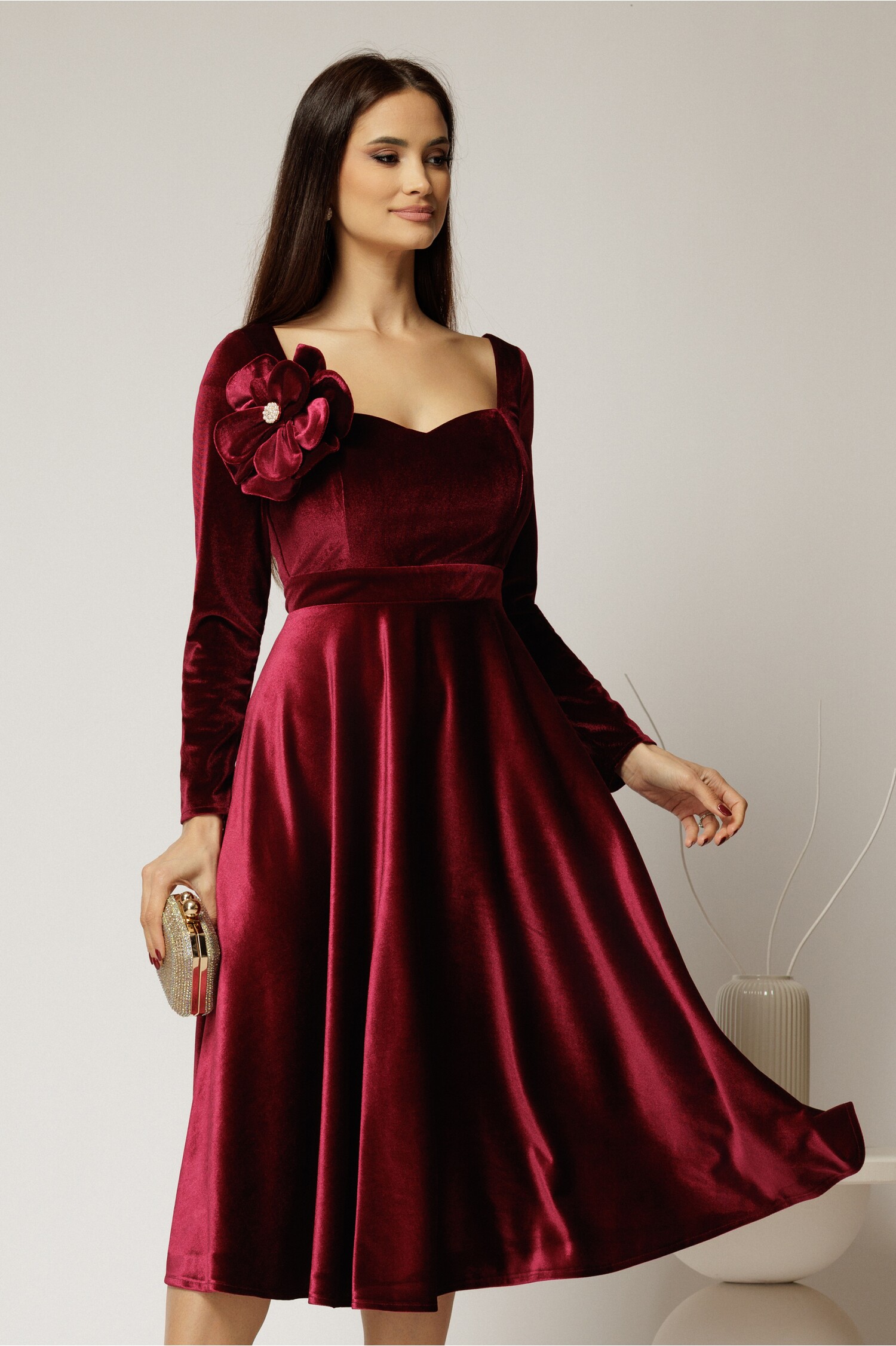 Rochie DY Fashion din catifea bordo cu decolteu inima si accesoriu la bust