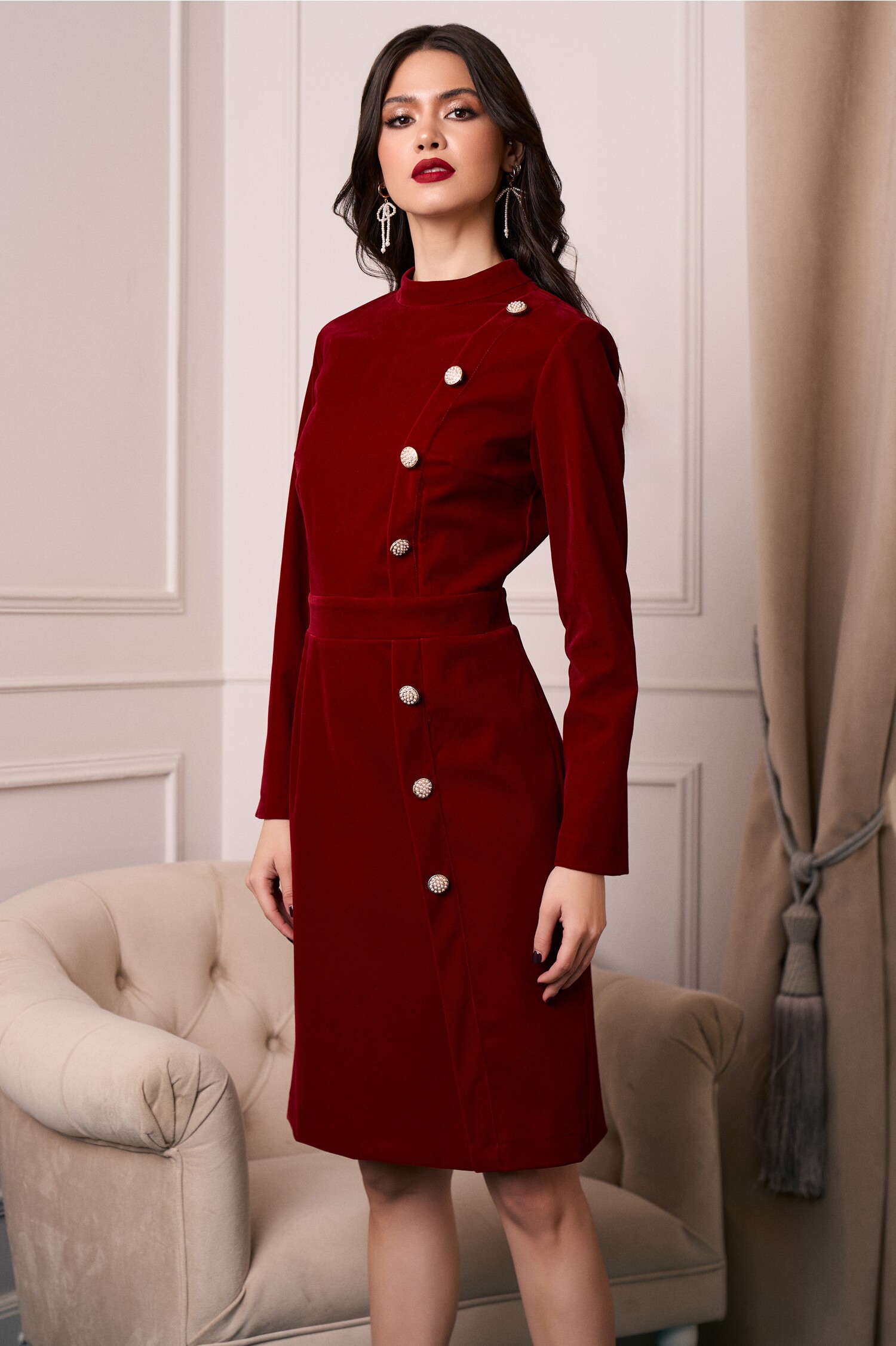 Rochie DY Fashion din catifea bordo cu nasturi pe o parte