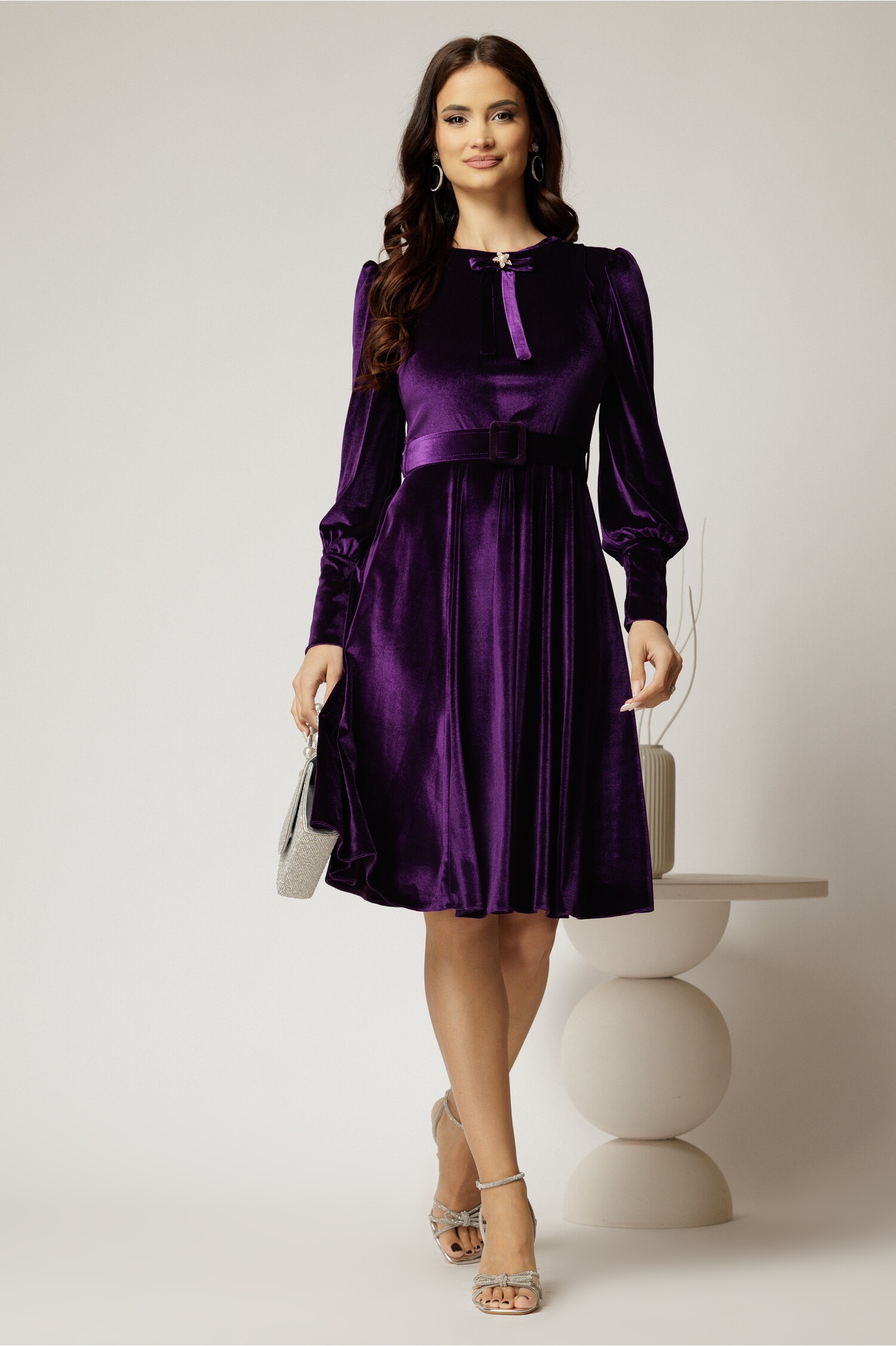Rochie DY Fashion din catifea mov cu funda si brosa la guler