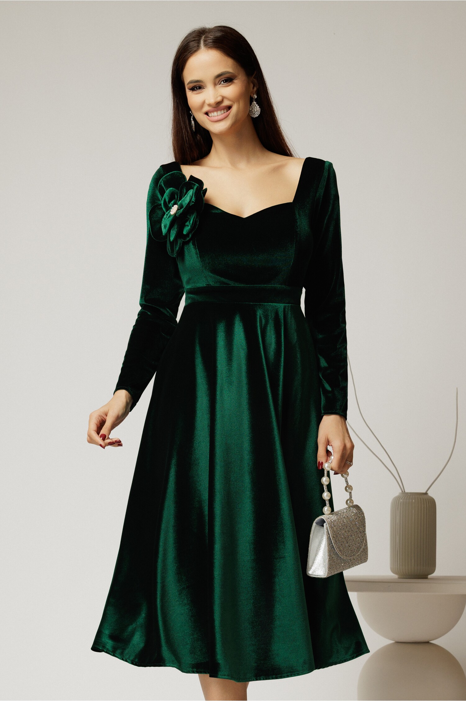 Rochie DY Fashion din catifea verde cu decolteu inima si accesoriu la bust