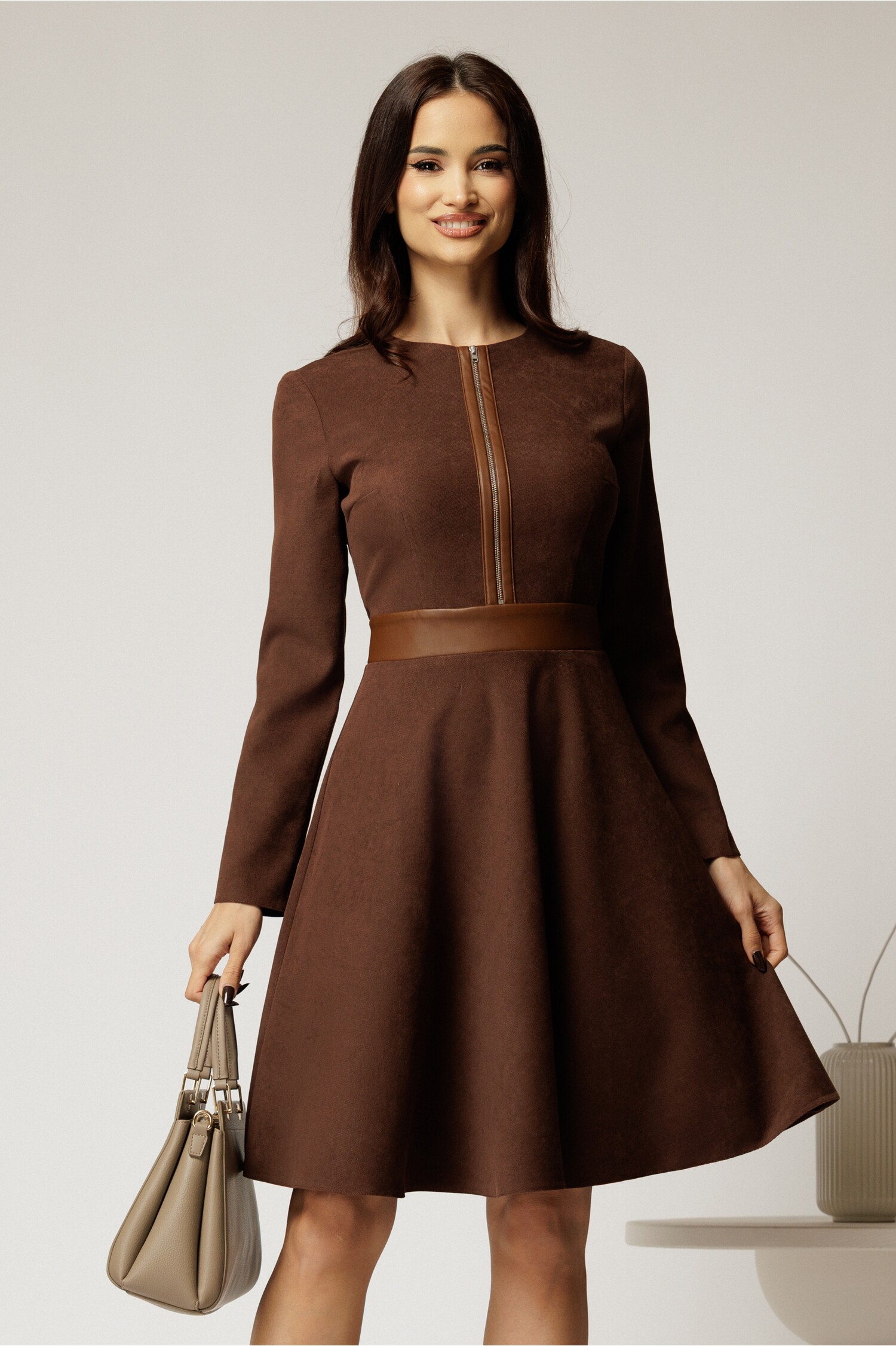 Rochie DY Fashion din stofa velur maro cu fermoar metalic decorativ și inserții din piele