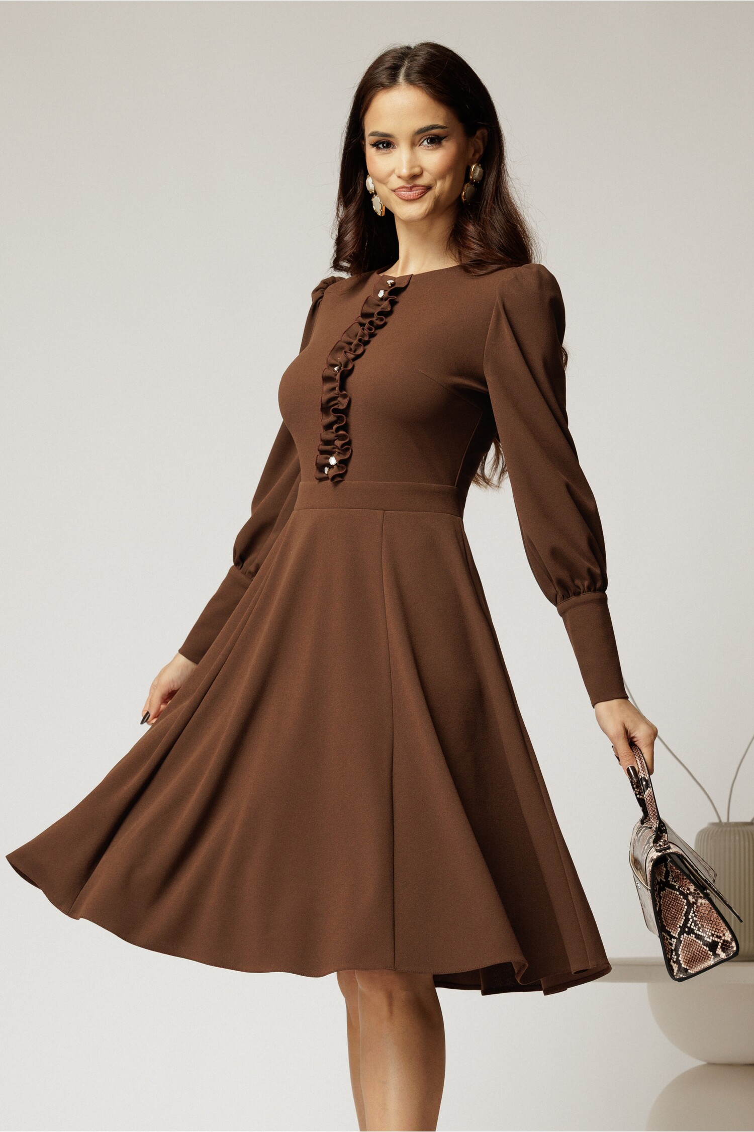 Rochie DY Fashion maro eleganta cu volan incretit pe bust si nasturi bijuterie