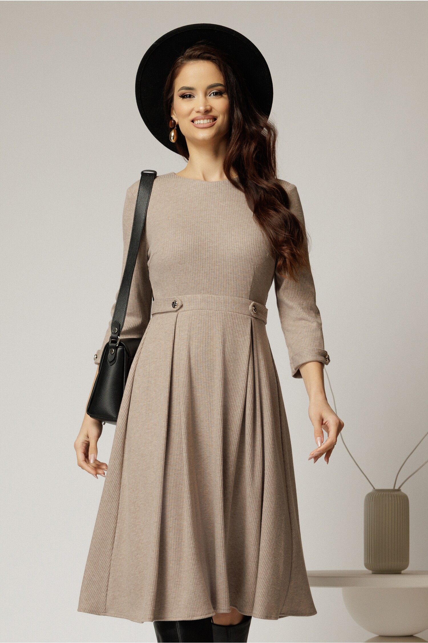 Rochie DY Fashion midi bej din tricot cu nasturi decorativi pe talie