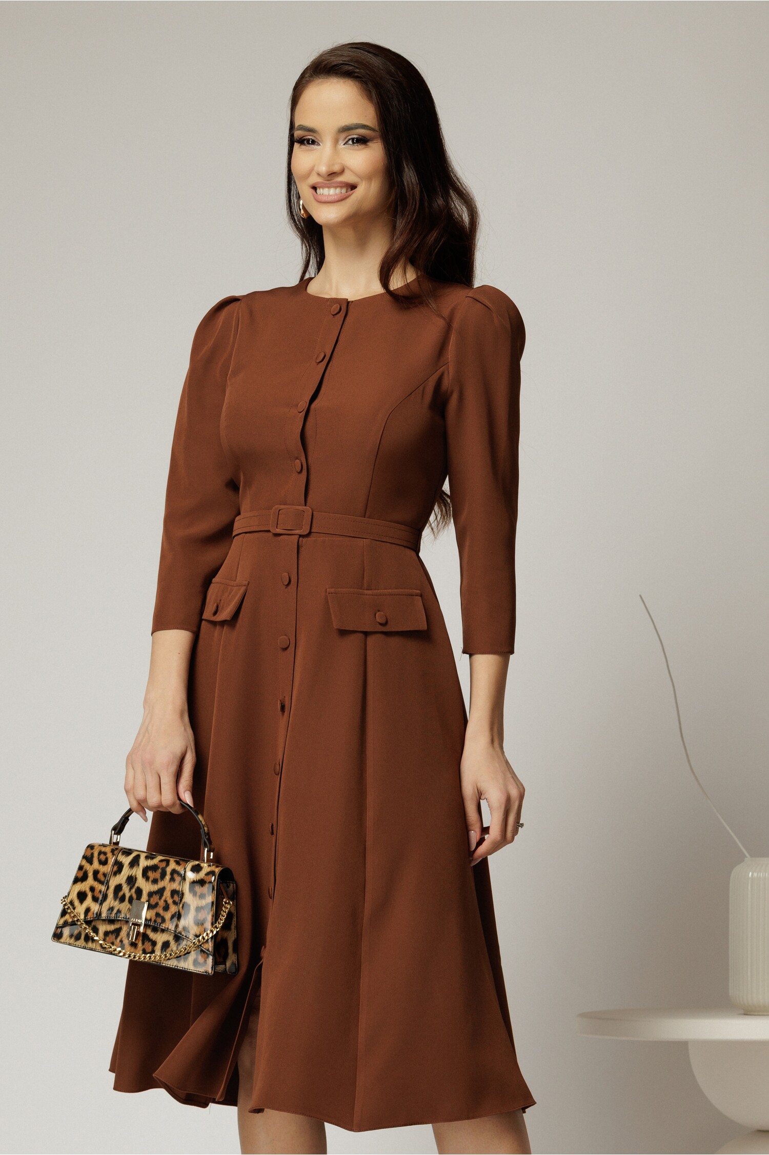 Rochie DY Fashion midi maro din stofa clos cu nasturi si curea