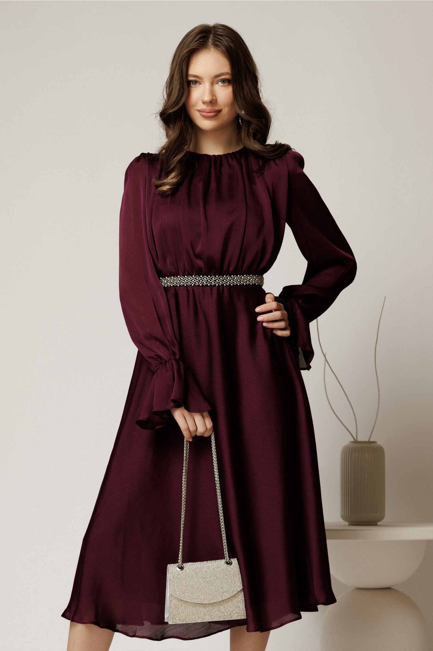 Rochie DY Fashion midi mov pruna din voal satinat in clos cu perle in talie