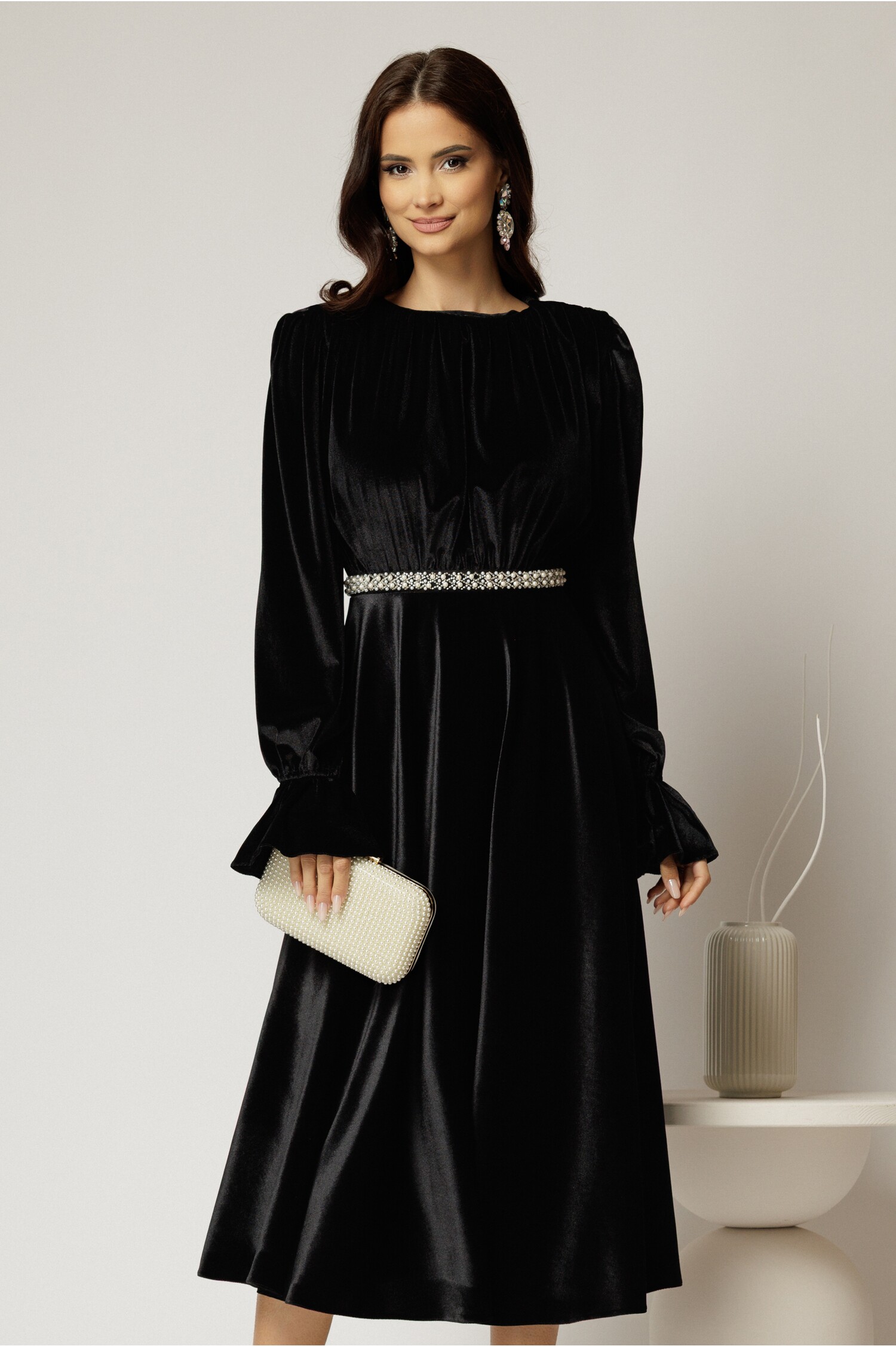 Rochie DY Fashion midi neagra din catifea cu perle pe talie