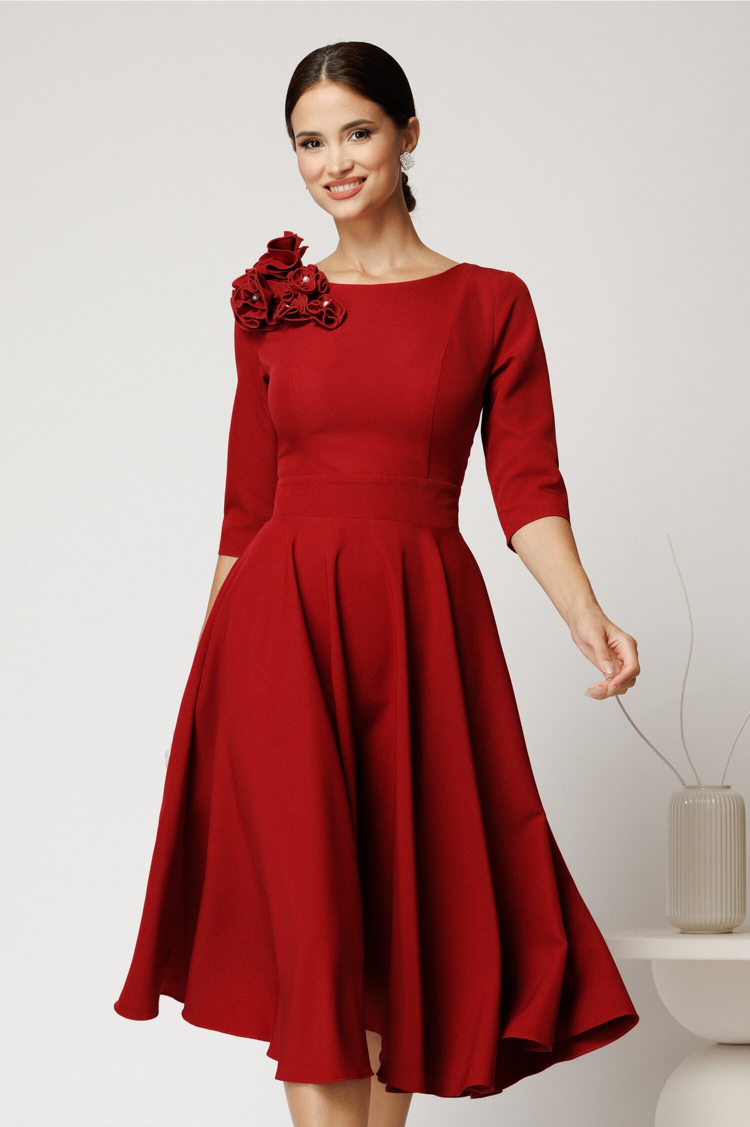 Rochie DY Fashion midi rosie din stofa in clos cu floare la bust
