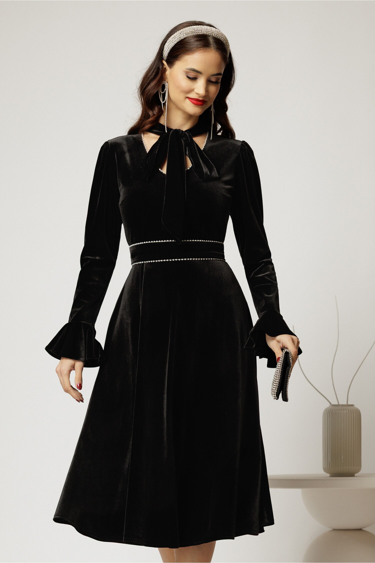 Rochie DY Fashion neagra din catifea cu perlute la decolteu si cordon detasabil