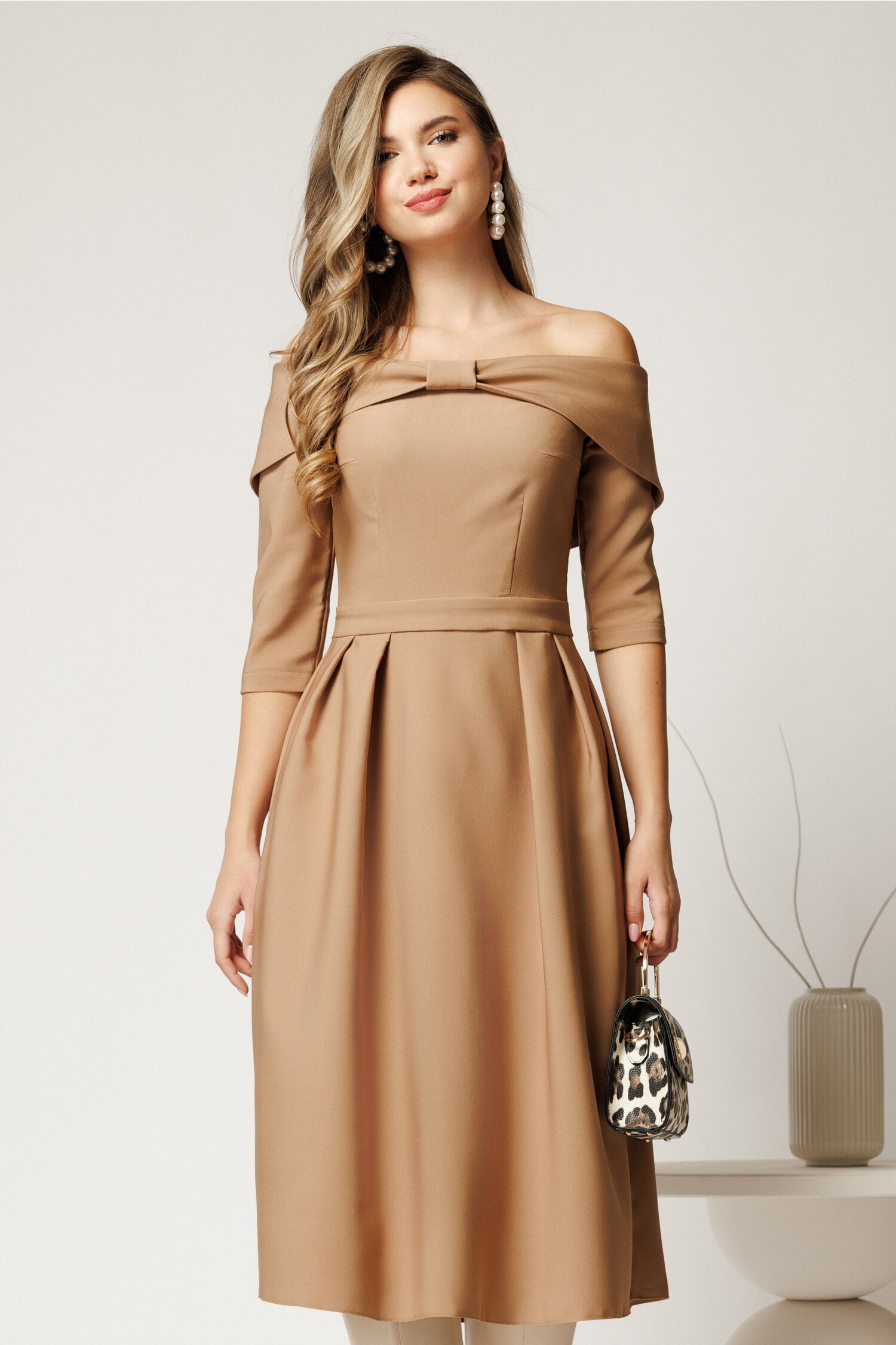 Rochie Irene midi bej in clos cu umerii goi si funda la bust