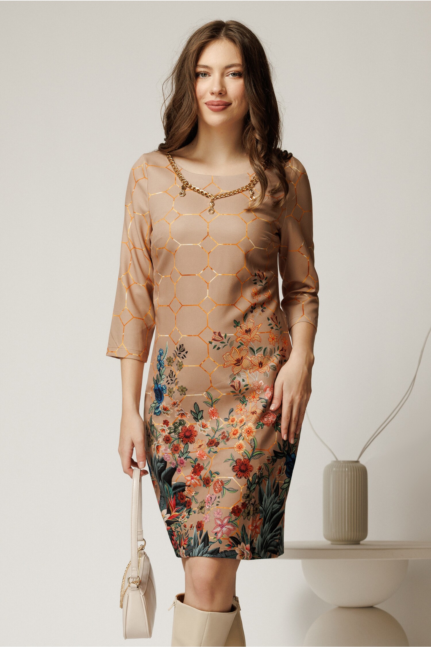 Rochie Nadine bej cu imprimeu floral si accesoriu tip lant